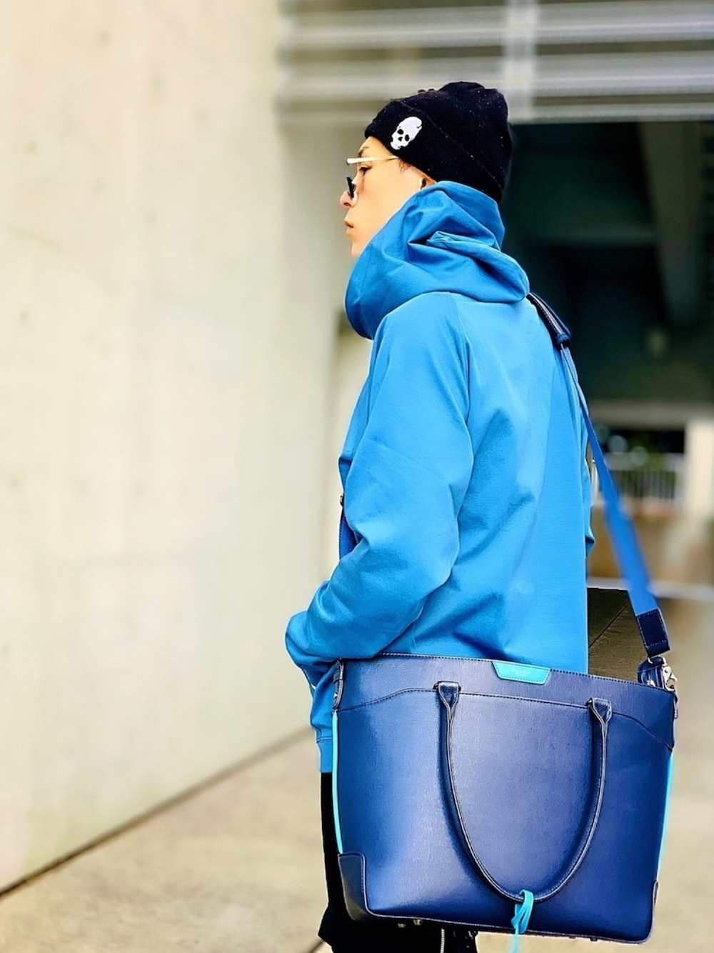 「URBAN RESEARCH、トートバッグ、レザートート、ショルダーバッグ、ネイビー、Furbodesign、パーカー、ニット帽、ストリート、ストリートMIX」｜「Furbo designの【Furbo design】 フルボデザイン　トリノライン　トートバッグ（トートバッグ、ブルー系）」を使った、TETUさん（メンズ・174cm）の冬コーディネートの1枚目の写真