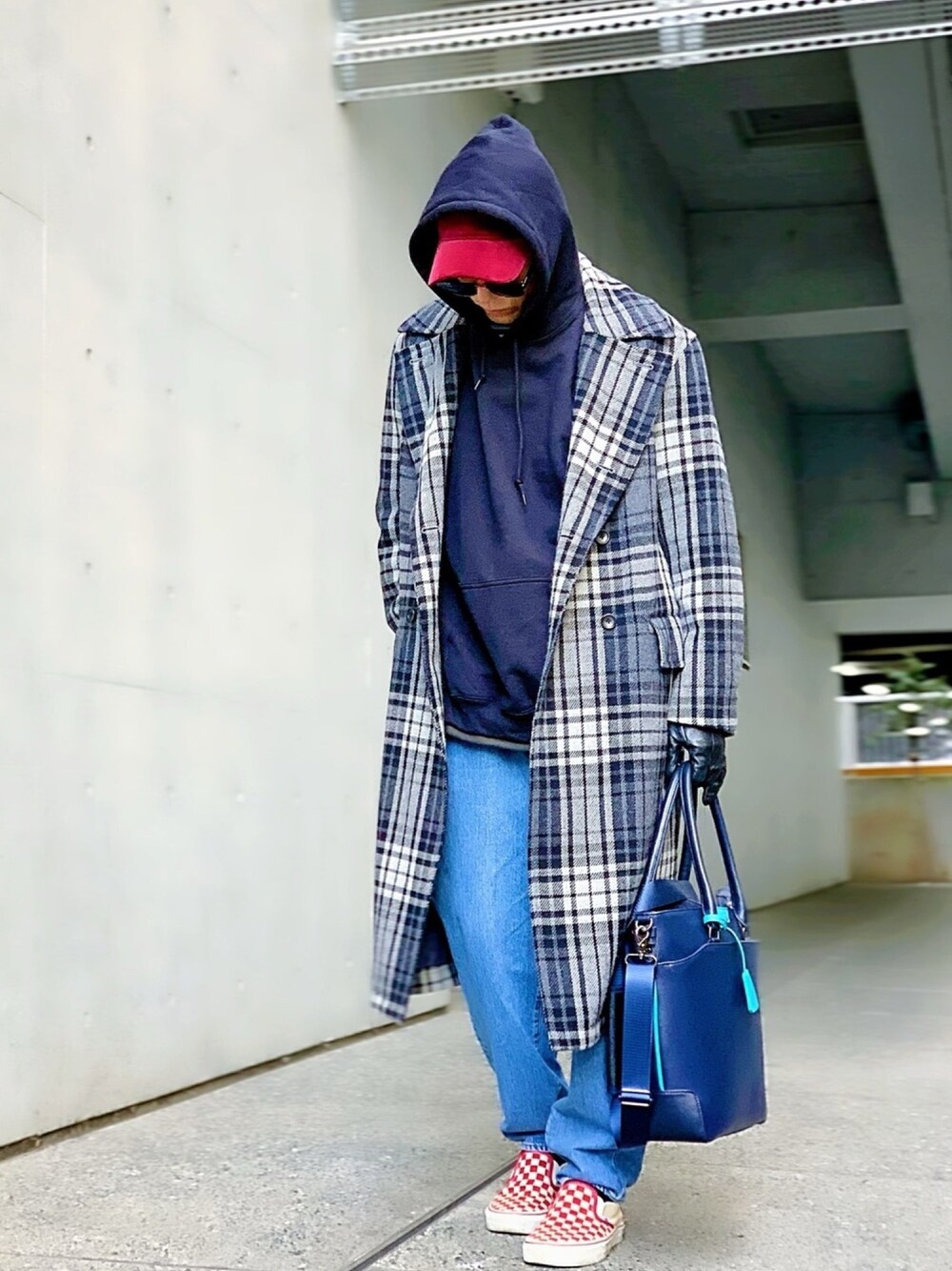 「ビッグシルエット、チェックコート、パーカー、made in standard、デニムパンツ、Levi's、ワイドデニム、トートバッグ、Furbodesign、スリッポン」｜「made in standard の【MADE IN STANDARD】《TDS限定》SIDE SLIT PULLOVER HOODIE / ビッグシルエット サイドスリット スウェット プルオーバー パーカー（パーカー、ブラック系）」を使った、TETUさん（メンズ・174cm）の冬コーディネートの1枚目の写真