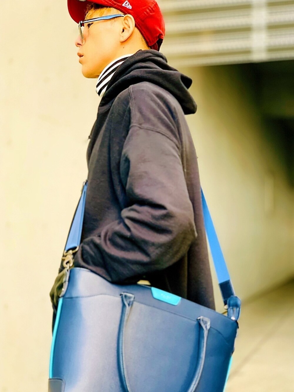 「トートバッグ、Furbodesign、パーカー、オーバーサイズ、made in standard、キャップ、NEW ERA、ビッグシルエット、ブラック、黒」｜「made in standard の【MADE IN STANDARD】《TDS限定》SIDE SLIT PULLOVER HOODIE / ビッグシルエット サイドスリット スウェット プルオーバー パーカー（パーカー、ブラック系）」を使った、TETUさん（メンズ・174cm）の冬コーディネートの1枚目の写真