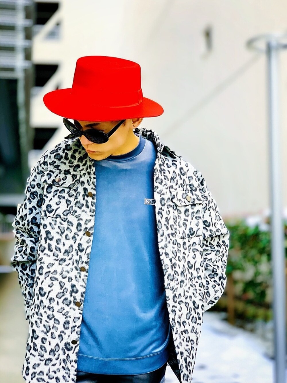 「ビックシルエット、シャツスタイル、レオパード、bayblo、オーバーサイズ、シャツ、カンカン帽、ハット、ストリート、NUMBER (N)INE」｜「BAYBLOのレオパード柄オーバーサイズシャツジャケット(RMS)（シャツ/ブラウス、グレー系）」を使った、TETUさん（メンズ・174cm）の冬コーディネートの1枚目の写真