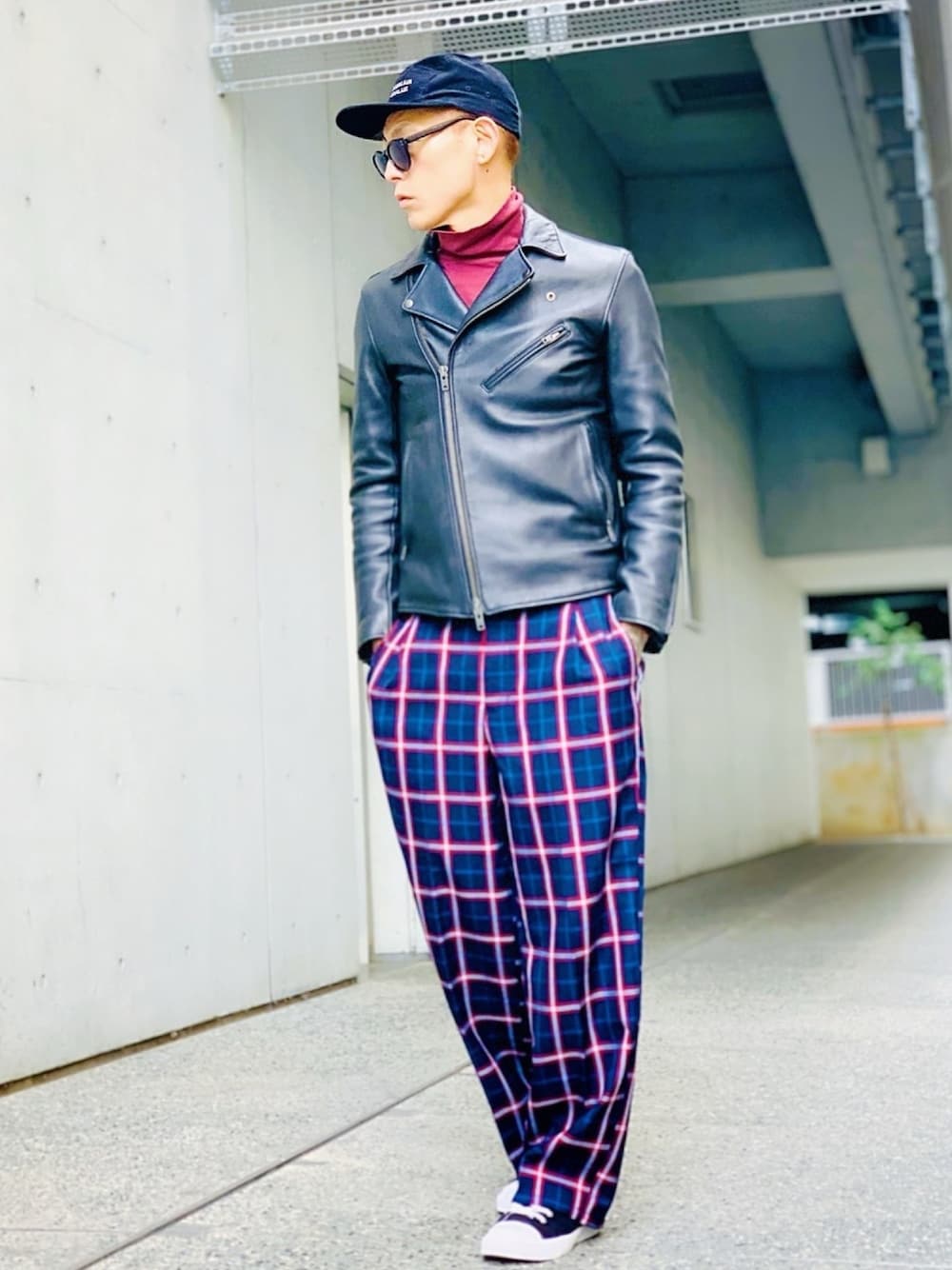 「ライダース、ライダースジャケット、チェックパンツ、スニーカー、guess、ジェットキャップ、タートルネック、春、ワイドパンツ、チェック」｜「URBAN RESEARCH DOORS MENSのDOORS Leather Riders Jacket（ライダースジャケット、ブラック系）」を使った、TETUさん（メンズ・174cm）の春コーディネートの1枚目の写真