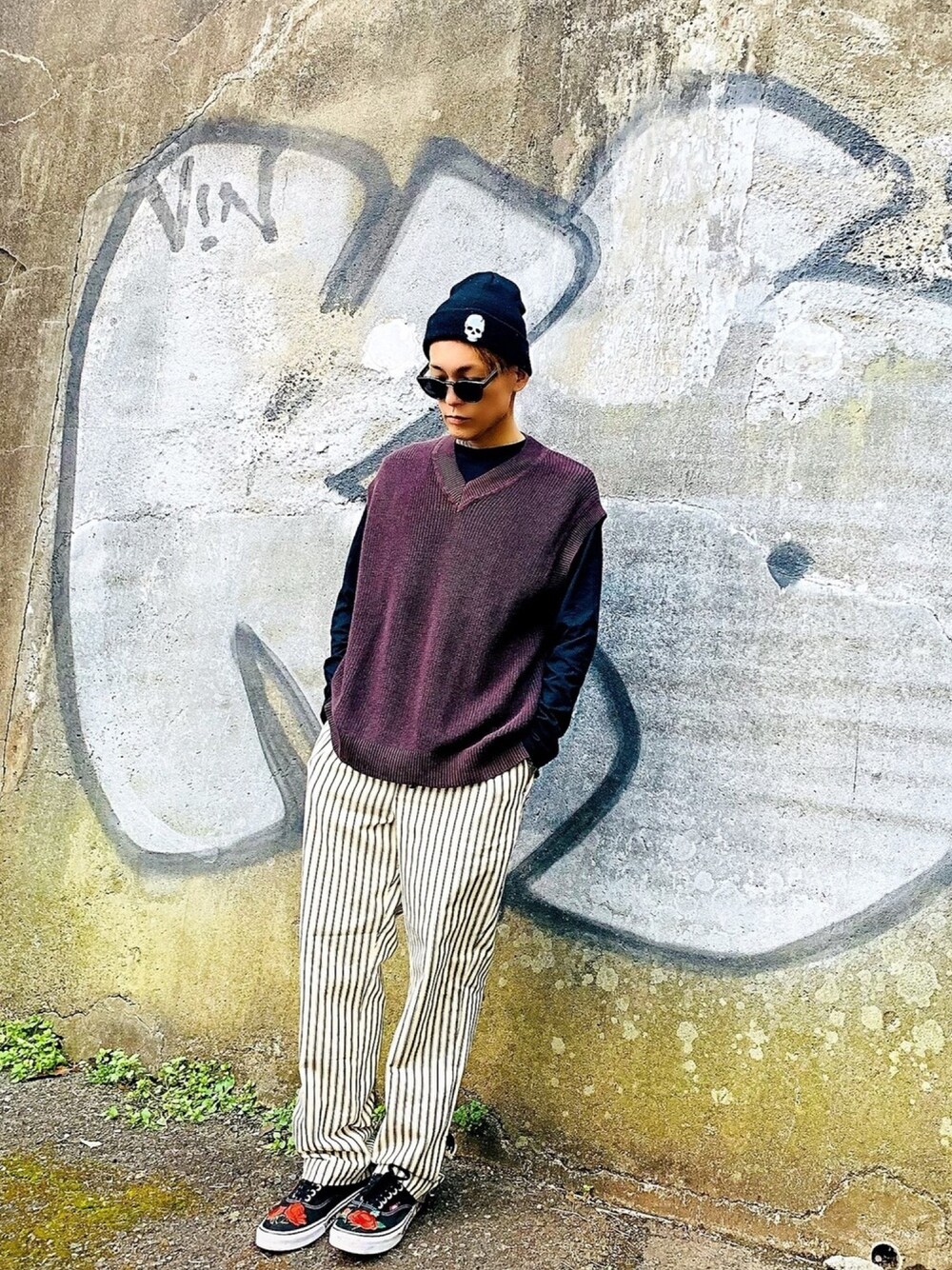 「ニットベスト、ニット帽、ストライプパンツ、シンプル、スニーカー、VANS、サングラス、FREDY&GLOSTER、春コーデ、イージーパンツ」｜「GLOSTERの【WEB限定カラーあり】ワイドパンツ／イージーパンツ／バギーパンツ ワイドイージーパンツ／ビッグシルエット／ ツイル／ストライプ／デニム／インディゴ／ ブリーチ／ユニセックス（その他パンツ、ホワイト系）」を使った、TETUさん（メンズ・174cm）の春コーディネートの1枚目の写真