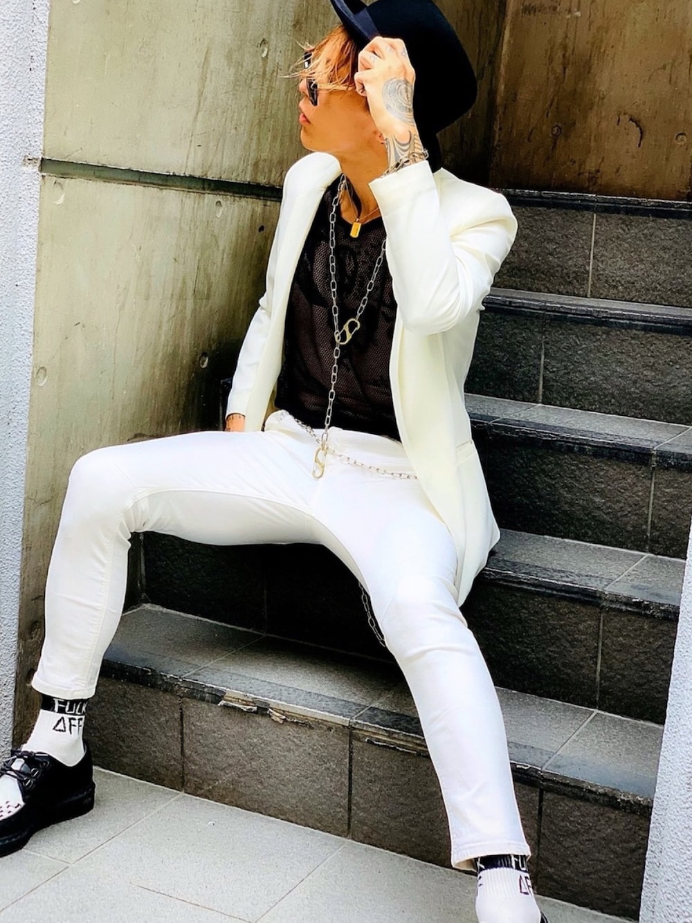 「ボーラーハット、ハット、テーラードジャケット、ホワイトパンツ、モード、モノトーン、シルバーアクセサリー、CASPER JOHN AIVER、Dr.Martens、オールホワイト」｜「AIVERのCASPER JOHN AIVER　ロープメッシュロングタンクトップ（タンクトップ、ブラック系）」を使った、TETUさん（メンズ・174cm）の秋コーディネートの1枚目の写真