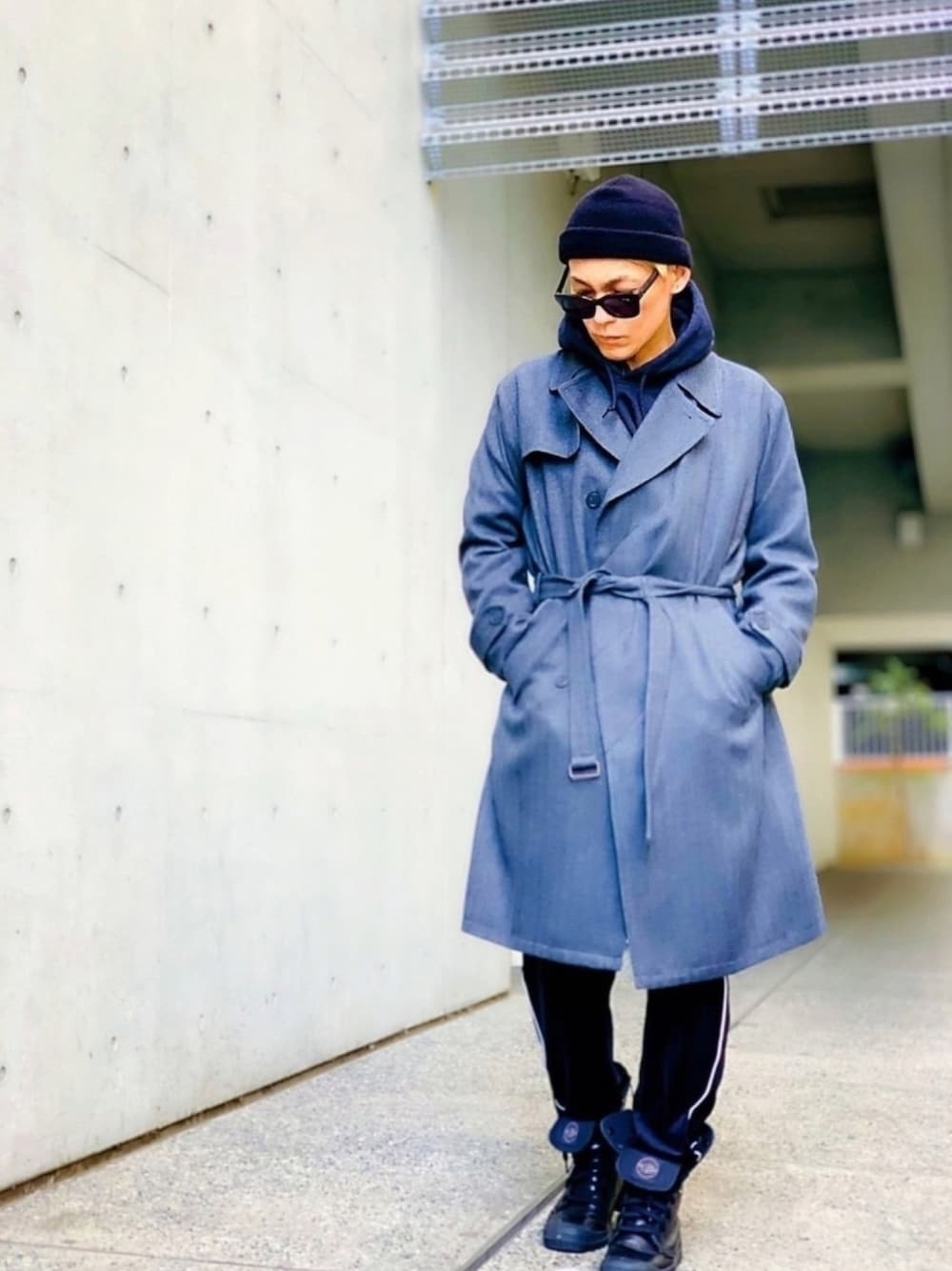 「モード、トレンチコート、パーカー、NUMBER (N)INE、made in standard、ベロアパンツ、モードストリート、ニット帽、大人カジュアル、デート」｜「NUMBER (N)INEの【NUMBER (N)INE】《別注》ウールライク ウォーム ツイード ビッグシルエット ダブル ロング コート（トレンチコート、グリーン系）」を使った、TETUさん（メンズ・174cm）の冬コーディネートの1枚目の写真