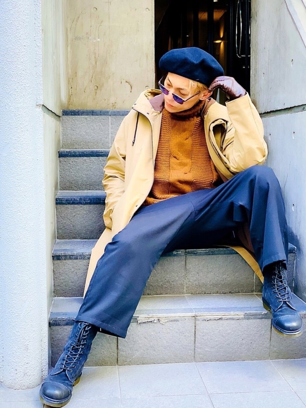 「Dr.Martens、ブーツ、ワイドパンツ、モッズコート、ベージュ、ベレー帽、タートルネックニット、MGV、NUMBER (N)INE、スプリングコート」｜「NUMBER (N)INEの【NUMBER (N)INE】《別注》ピーチスキン メモリー ダブルクロス ビッグシルエット ロング モッズコート（モッズコート、ベージュ系）」を使った、TETUさん（メンズ・174cm）の冬コーディネートの1枚目の写真