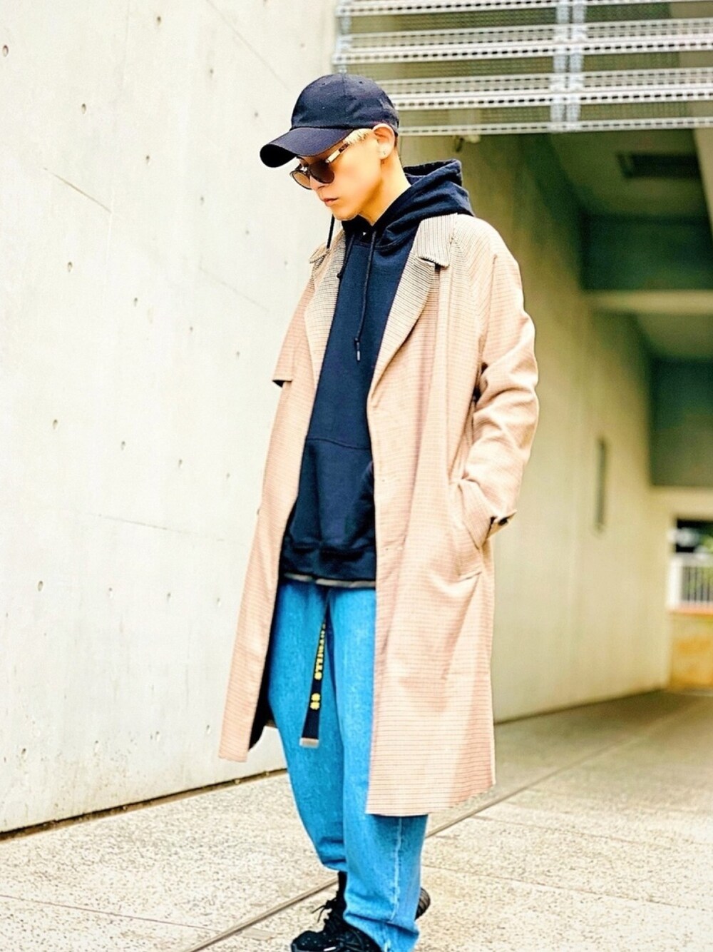 「トレンチコート、AIVER、パーカー、made in standard、デニムパンツ、リーバイス、Levi's、yeezy、オーバーサイズ、スプリングコート」｜「made in standard の【MADE IN STANDARD】《TDS限定》SIDE SLIT PULLOVER HOODIE / ビッグシルエット サイドスリット スウェット プルオーバー パーカー（パーカー、ブラック系）」を使った、TETUさん（メンズ・174cm）の冬コーディネートの1枚目の写真