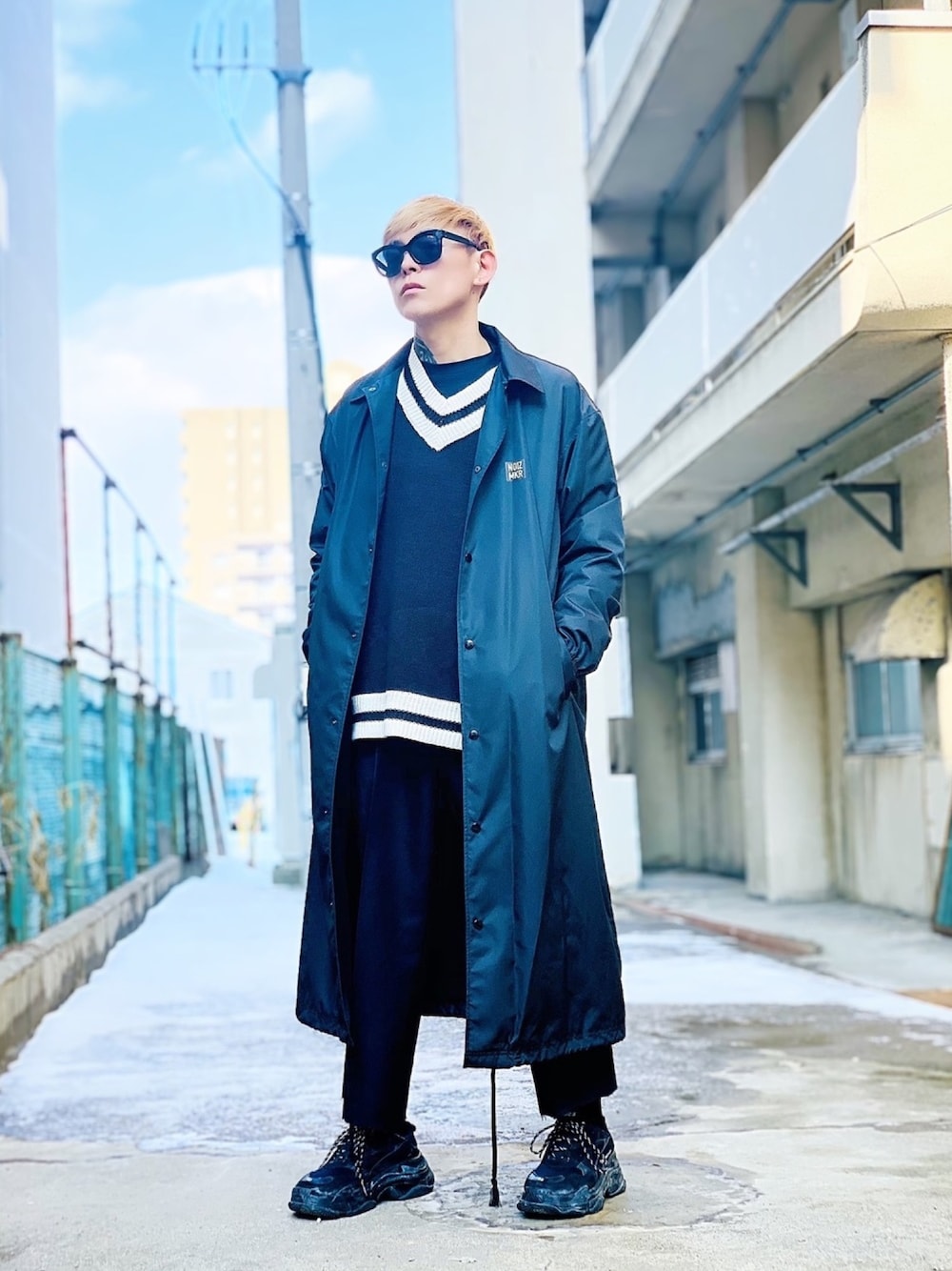 「モード、ストリート、モノトーン、ワイドパンツ、カットオフ、チルデンニット、Nylaus、BALENCIAGA、ナイロンジャケット、スプリングコート」｜「SKKONEの5G 天竺編み ビッグシルエット チルデン ニットセーター（ニット/セーター、ブラック系）」を使った、TETUさん（メンズ・174cm）の冬コーディネートの1枚目の写真