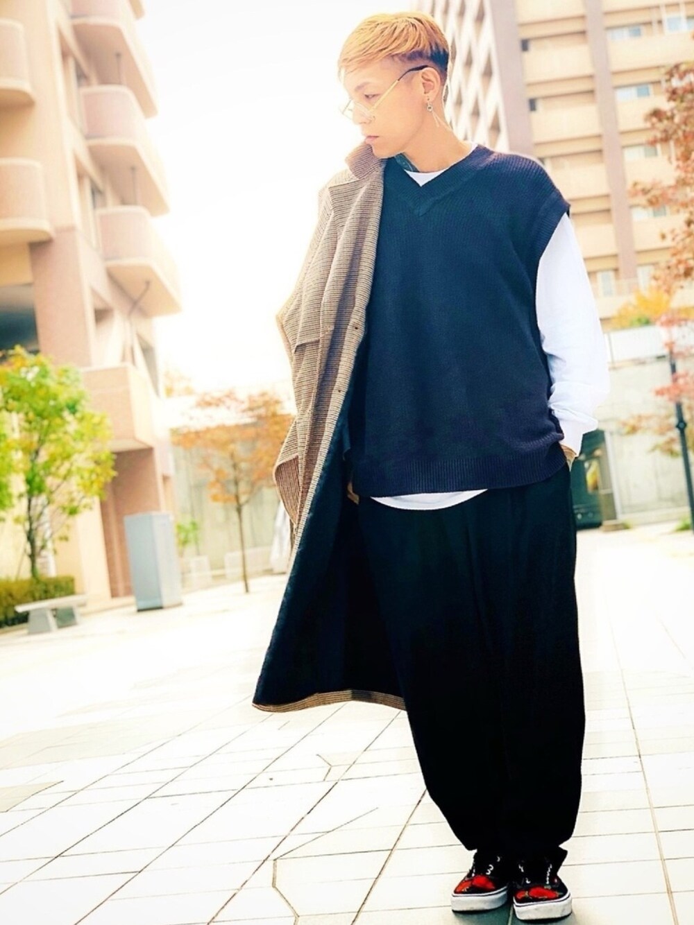 「ワイドパンツ、ニットベスト、トレンチコート、秋冬コーデ、きれいめカジュアル、CASPER JOHN AIVER、NUMBER (N)INE、スニーカー、VANS、スプリングコート」｜「AIVERのCASPER JOHN AIVER　OVERSIZED RAGLAN TRENCH COAT（トレンチコート、ブラウン系）」を使った、TETUさん（メンズ・174cm）の秋コーディネートの1枚目の写真