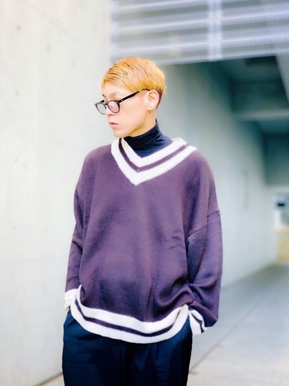 「Nylaus、チルデンニット、チルデンセーター、タートルネック、サングラス、7JEWELRY、ウェリントン、シンプル、モノトーンコーデ、デート」｜「SBGの7JEWELRY ウェリントンサングラス（サングラス、グレー系）」を使った、TETUさん（メンズ・174cm）の冬コーディネートの1枚目の写真