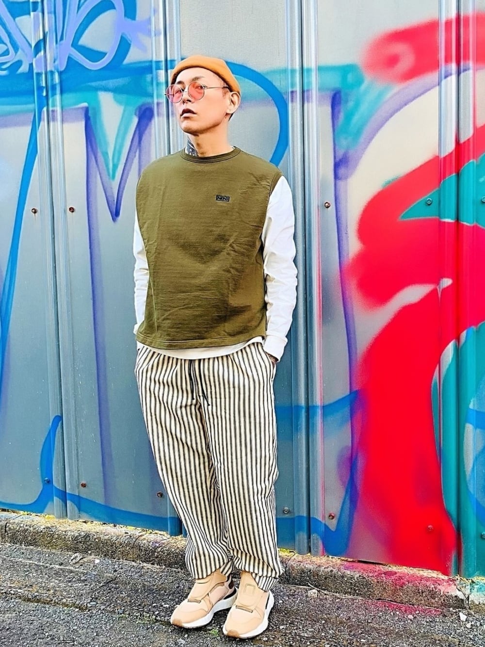 「シンプル、ニットベスト、ベスト、NUMBER (N)INE、ストライプパンツ、FREDY&GLOSTER、イージーパンツ、ロールキャップ、スニーカー、adidas」｜「NUMBER (N)INEの【NUMBER (N)INE】《別注》ビッグシルエット ヘビーウェイト ノースリーブ スウェットベスト ＆ ロンT レイヤード 1セット（Tシャツ/カットソー、グリーン系）」を使った、TETUさん（メンズ・174cm）の春コーディネートの1枚目の写真