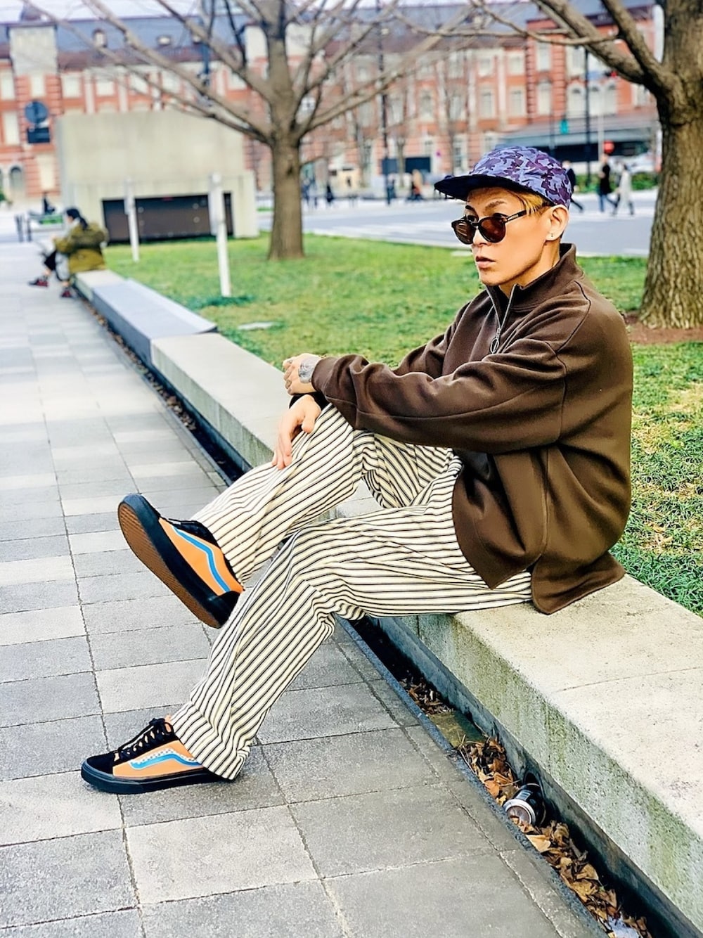 「ハーフジップ、NUMBER (N)INE、オーバーサイズ、シェフパンツ、ストライプパンツ、VANS、ブラウン色に染まれ、ジェットキャップ、FREDY&GLOSTER、ユニクロ」｜「GLOSTERの【WEB限定カラーあり】ワイドパンツ／イージーパンツ／バギーパンツ ワイドイージーパンツ／ビッグシルエット／ ツイル／ストライプ／デニム／インディゴ／ ブリーチ／ユニセックス（その他パンツ、ホワイト系）」を使った、TETUさん（メンズ・174cm）の春コーディネートの1枚目の写真