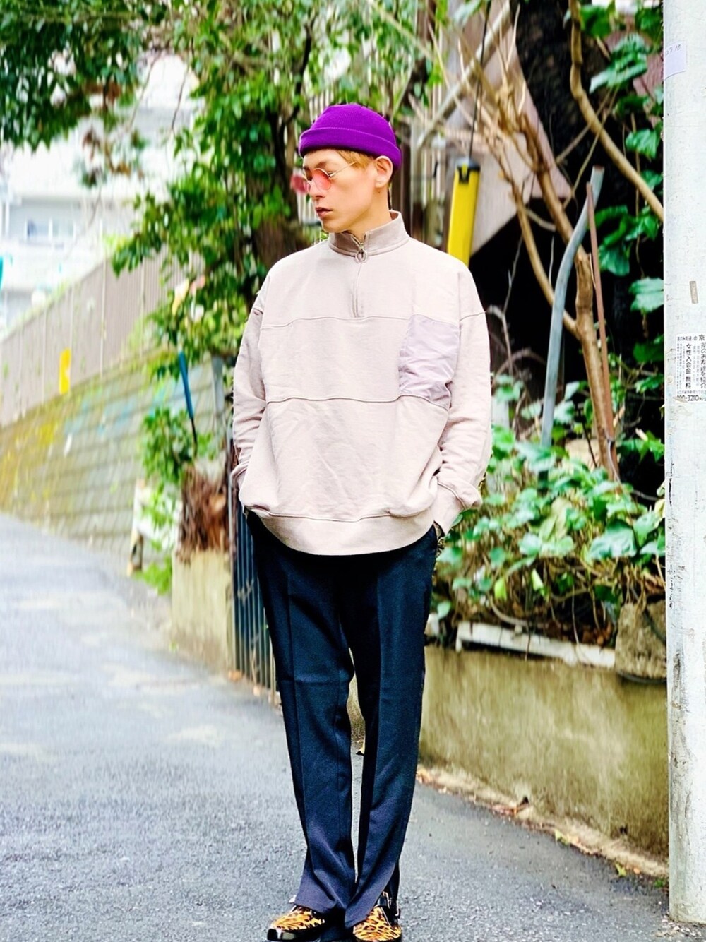 「フレアパンツ、ハーフジップ、スウェット、CASPER JOHN AIVER、AIVER、ニット帽、ローキャップ、丸サングラス、ユニクロ、ドレスシューズ」｜「AIVERのCASPER JOHN AIVER　ZIP HIGHNECK SWEAT（スウェット、グレー系）」を使った、TETUさん（メンズ・174cm）の春コーディネートの1枚目の写真