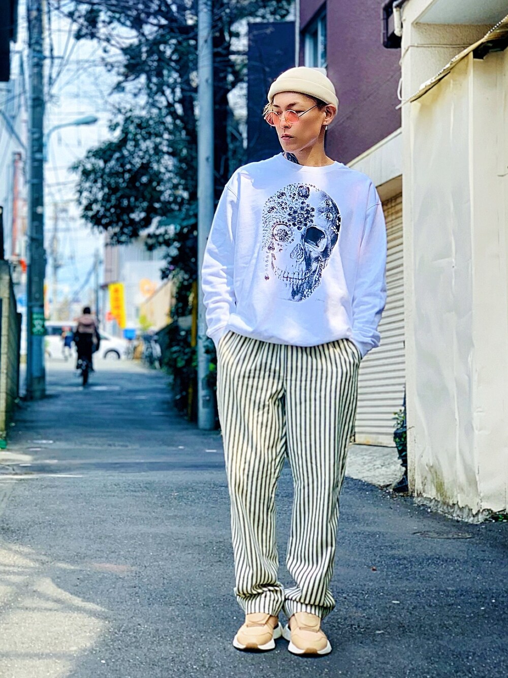 「トレーナー、スウェット、ストライプパンツ、シェフパンツ、DO-LE project、gloster、FREDY&GLOSTER、ロールキャップ、スニーカー、adidas」｜「DO-LE projectの【DO-LE PROJECT】《TDS限定復刻》ビッグシルエット スカルアート クルーネック スウェット トレーナー（スウェット、ホワイト系）」を使った、TETUさん（メンズ・174cm）の春コーディネートの1枚目の写真