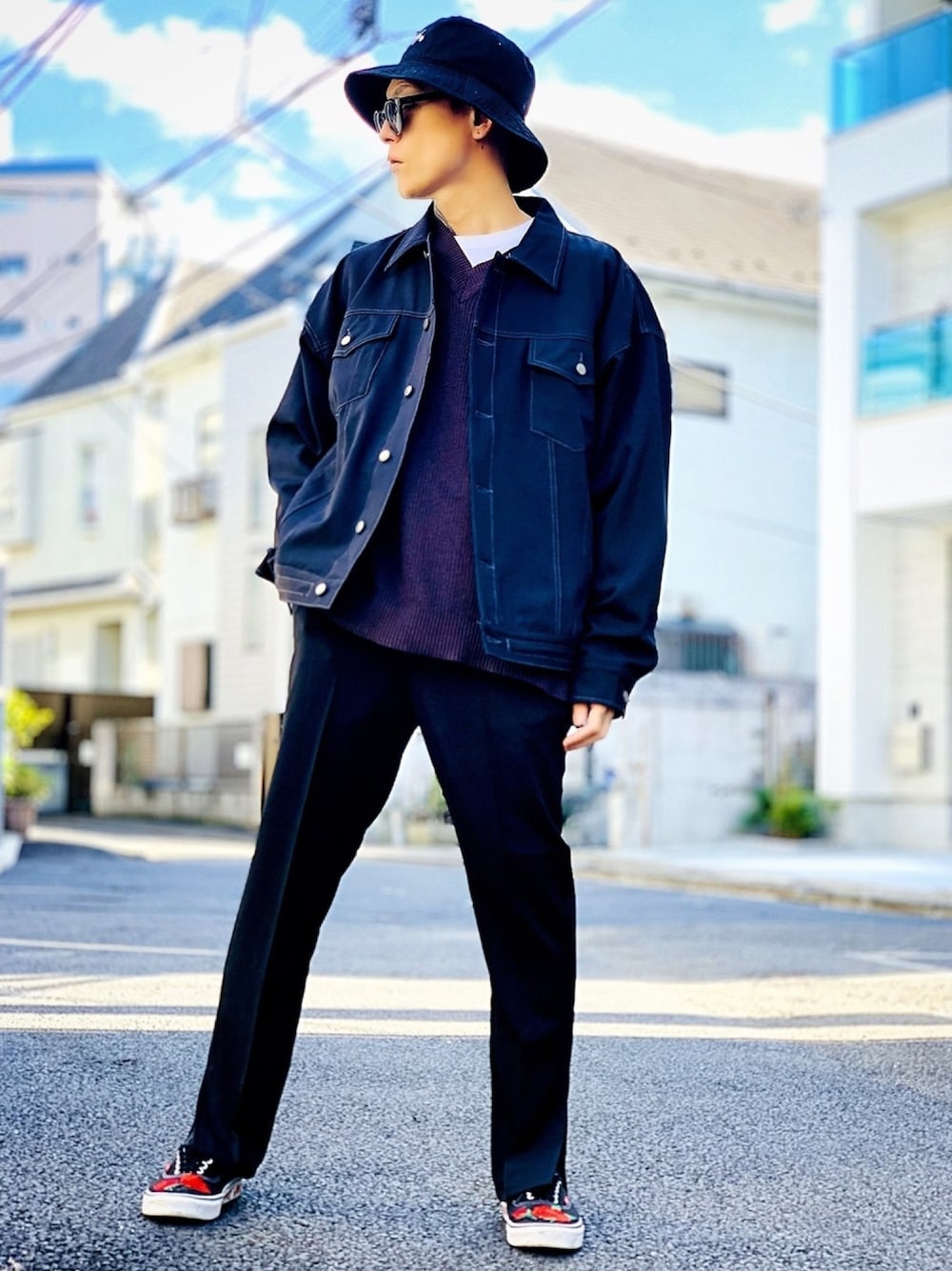 「Gジャン、AIVER、CASPER JOHN AIVER、バケットハット、スニーカー、VANS、フレアパンツ、ブラック、ブラウンコーデ、ストリート」｜「AIVERのCASPER JOHN AIVER　ドローコードカルゼビッグGジャン（デニムジャケット、ブラック系）」を使った、TETUさん（メンズ・174cm）の春コーディネートの1枚目の写真