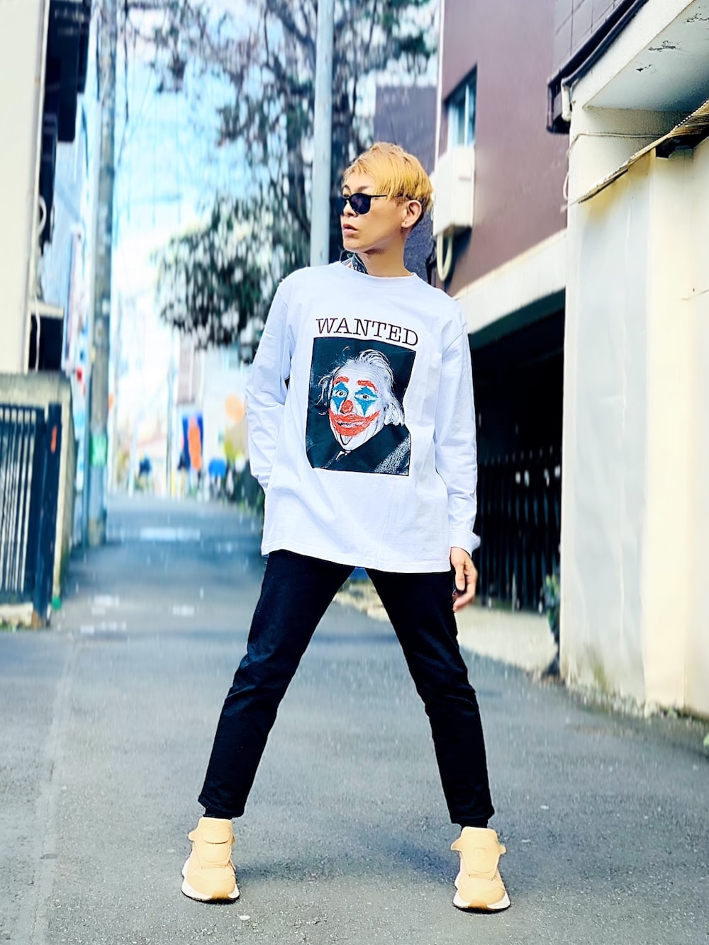 「wanted、ロンT、オーバーサイズ、ストリート、スニーカー、adidas、ブラックデニム、スキニーデニム、サングラス、シンプルコーデ」｜「BIASの【BIAS】《別注》WANTED クルーネック ロンT（Tシャツ/カットソー、ホワイト系）」を使った、TETUさん（メンズ・174cm）の春コーディネートの1枚目の写真