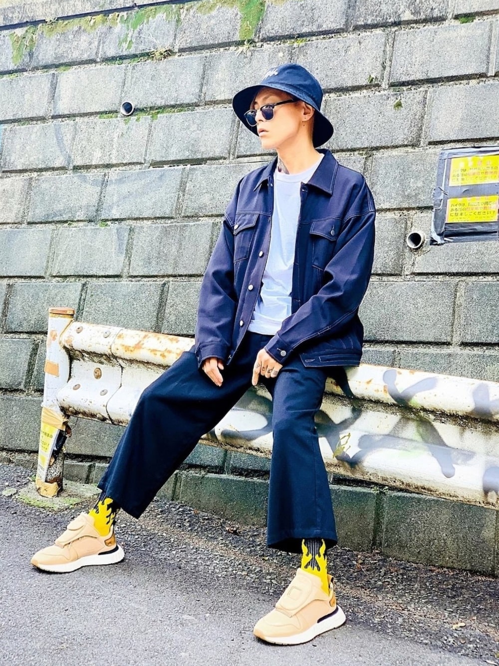 「AIVER、Gジャン、ワイドパンツ、アンクルパンツ、スニーカー、adidas、オーバーサイズ、ビッグシルエット、モノトーン、バケットハット」｜「AIVERのCASPER JOHN AIVER　ドローコードカルゼビッグGジャン（デニムジャケット、ブラック系）」を使った、TETUさん（メンズ・174cm）の春コーディネートの1枚目の写真