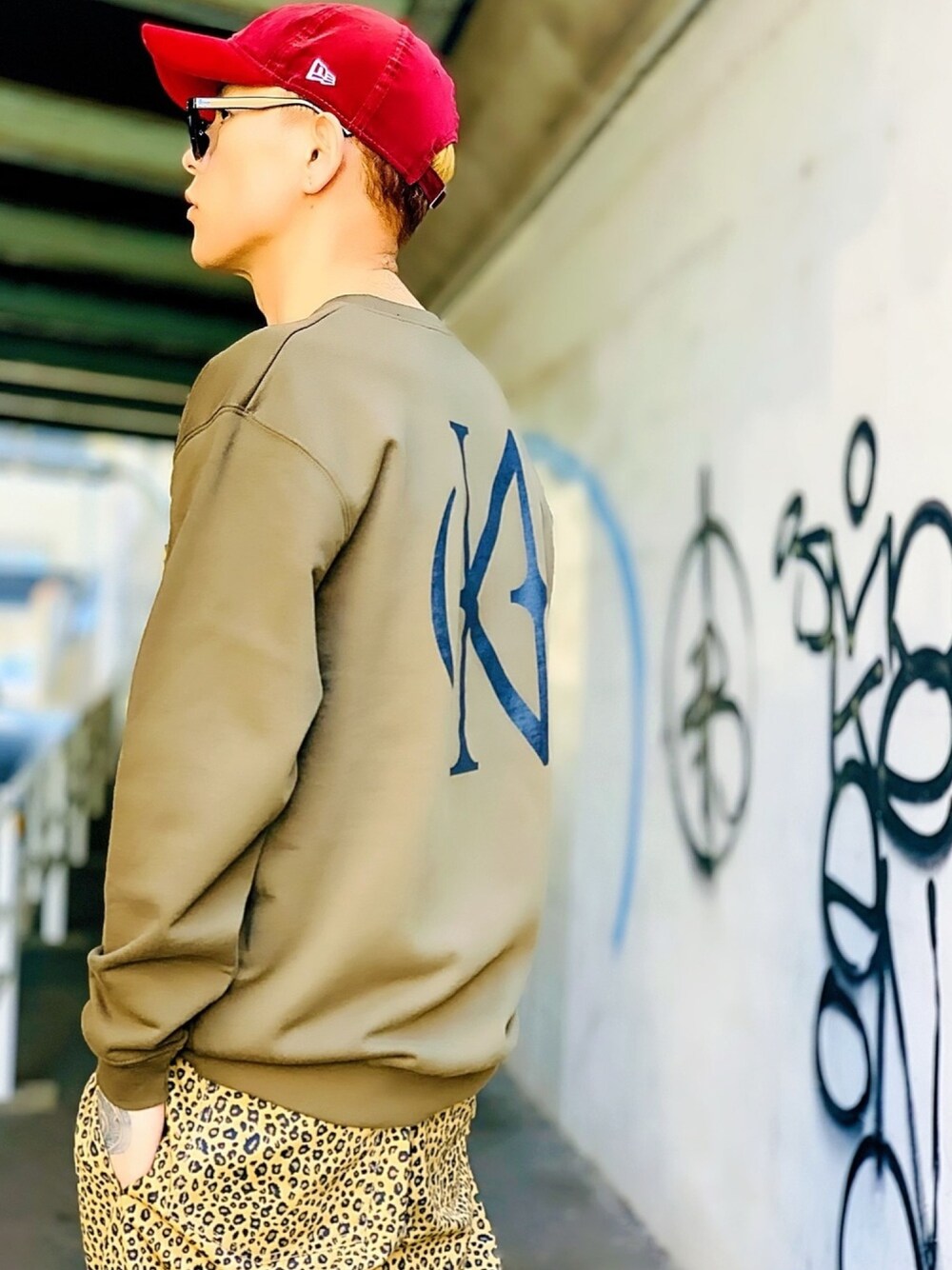 「トレーナー、スウェット、NUMBER (N)INE、キャップ、NEW ERA、シェフパンツ、ひょう柄、レオパード、レオパード柄、ブラウン」｜「NUMBER (N)INEの【NUMBER (N)INE】《別注》(NN)ロゴグラフィック バックプリント クルーネック スウェット トレーナー（スウェット、グリーン系）」を使った、TETUさん（メンズ・174cm）の春コーディネートの1枚目の写真