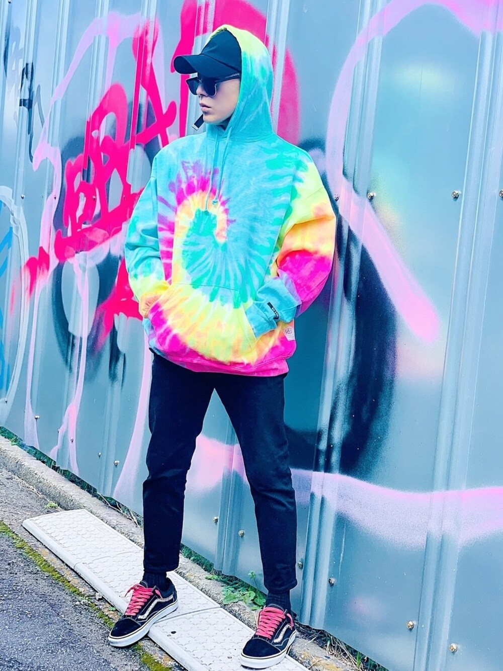 「パーカー、タイダイ柄、タイダイ、ブラックデニム、黒スキニー、スニーカー、VANS、ストリート、韓国ファッション、ビッグシルエット」｜「made in standard の【MADE IN STANDARD】《TDS限定》TIE-DYE HOODIE / タイダイ染め ビッグフーディー / プルオーバーパーカー（パーカー、その他）」を使った、TETUさん（メンズ・174cm）の春コーディネートの1枚目の写真