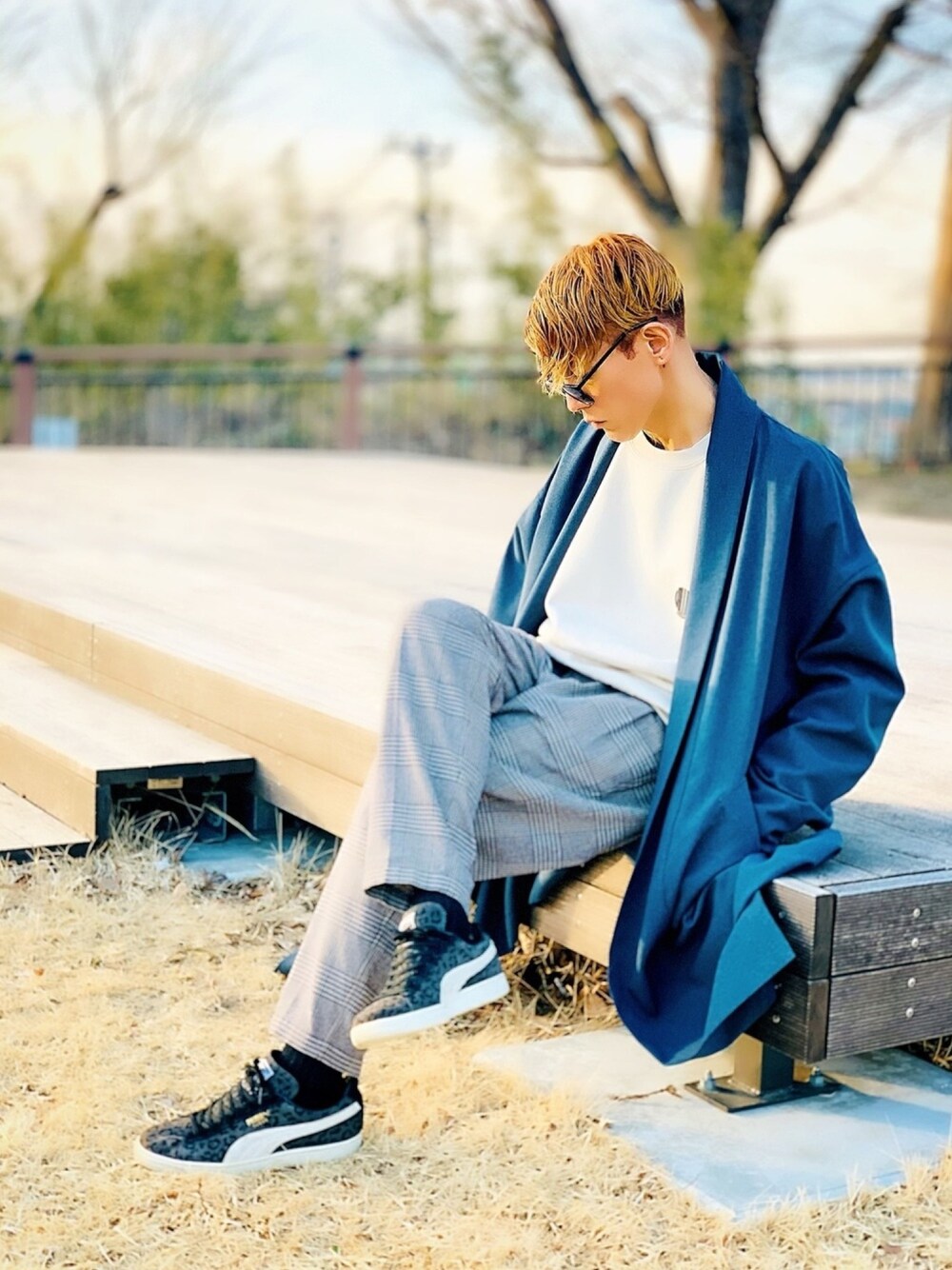 「スニーカー、PUMA、チェックパンツ、オーバーサイズ、ビッグシルエット、ガウン、NUMBER (N)INE、きれいめカジュアル、スウェット、キレイめ」｜「NUMBER (N)INEの【NUMBER (N)INE】《別注》2WAYストレッチ トロピカル マキシロング ルーズガウン / スプリングコート（その他アウター、ブルー系）」を使った、TETUさん（メンズ・174cm）の春コーディネートの1枚目の写真