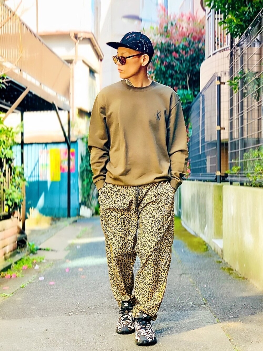 「レオパード柄、シェフパンツ、スニーカー、adidas、トレーナー、スウェット、ブラウン、ジェットキャップ、NUMBER (N)INE、ワントーンコーデ」｜「NUMBER (N)INEの【NUMBER (N)INE】《別注》(NN)ロゴグラフィック バックプリント クルーネック スウェット トレーナー（スウェット、グリーン系）」を使った、TETUさん（メンズ・174cm）の春コーディネートの1枚目の写真