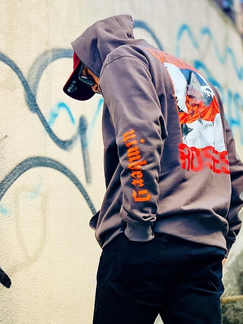 「ストリート、パーカー、グラフィック、バックスタイル、キャップ、NEW ERA、ブラック、古着MIX、オーバーサイズ、ストリートコーデ」｜「NUMBER (N)INEの【NUMBER (N)INE】《別注》DEAD A ROSES コラージュアート グラフィック バックプリント プルオーバーパーカー（パーカー、グレー系）」を使った、TETUさん（メンズ・174cm）の春コーディネートの1枚目の写真