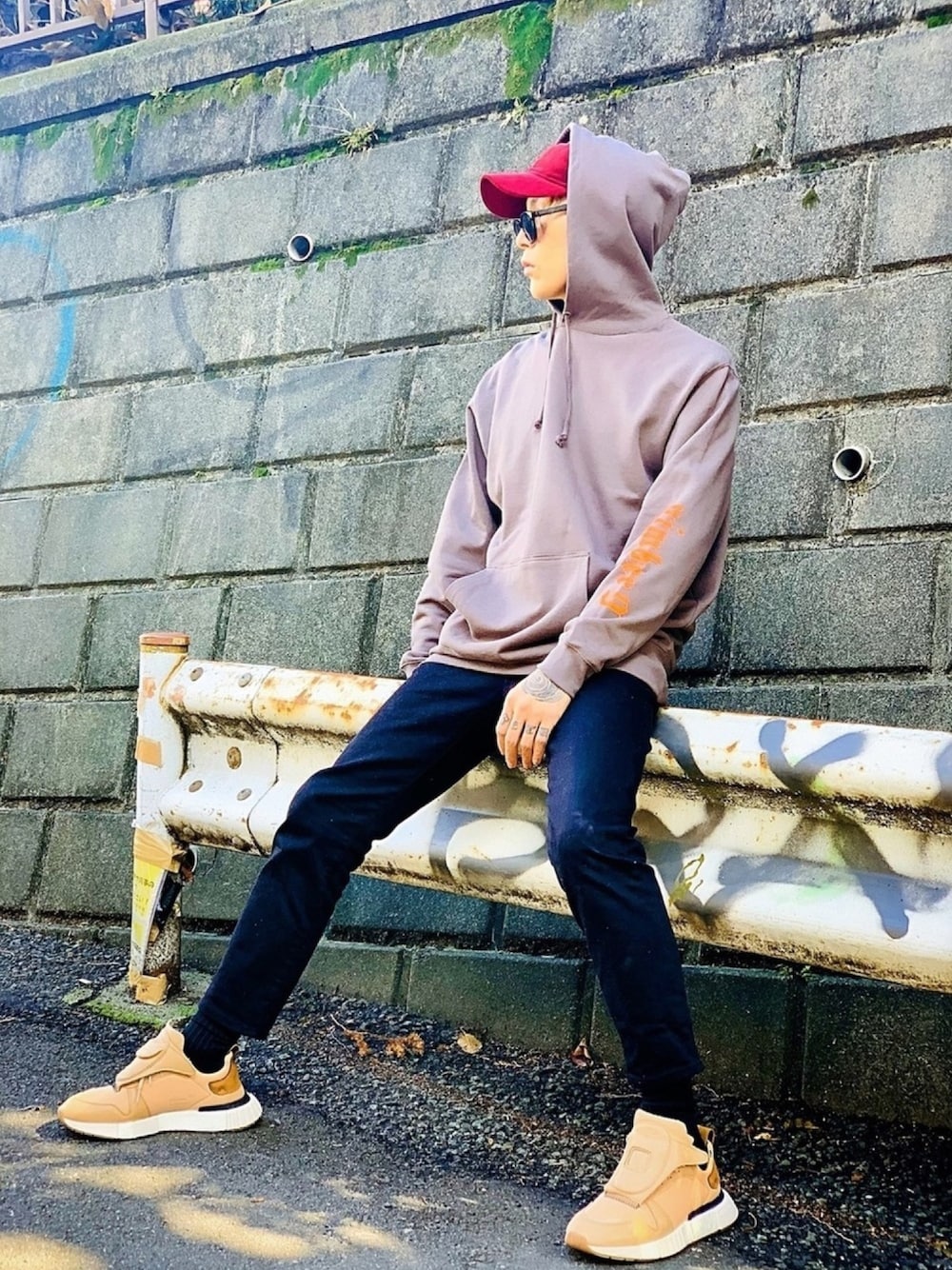 「パーカー、NUMBER (N)INE、スニーカー、adidas、黒スキニー、キャップ、NEW ERA、ストリート、ブラックデニム、韓国ファッション」｜「NUMBER (N)INEの【NUMBER (N)INE】《別注》DEAD A ROSES コラージュアート グラフィック バックプリント プルオーバーパーカー（パーカー、グレー系）」を使った、TETUさん（メンズ・174cm）の春コーディネートの1枚目の写真