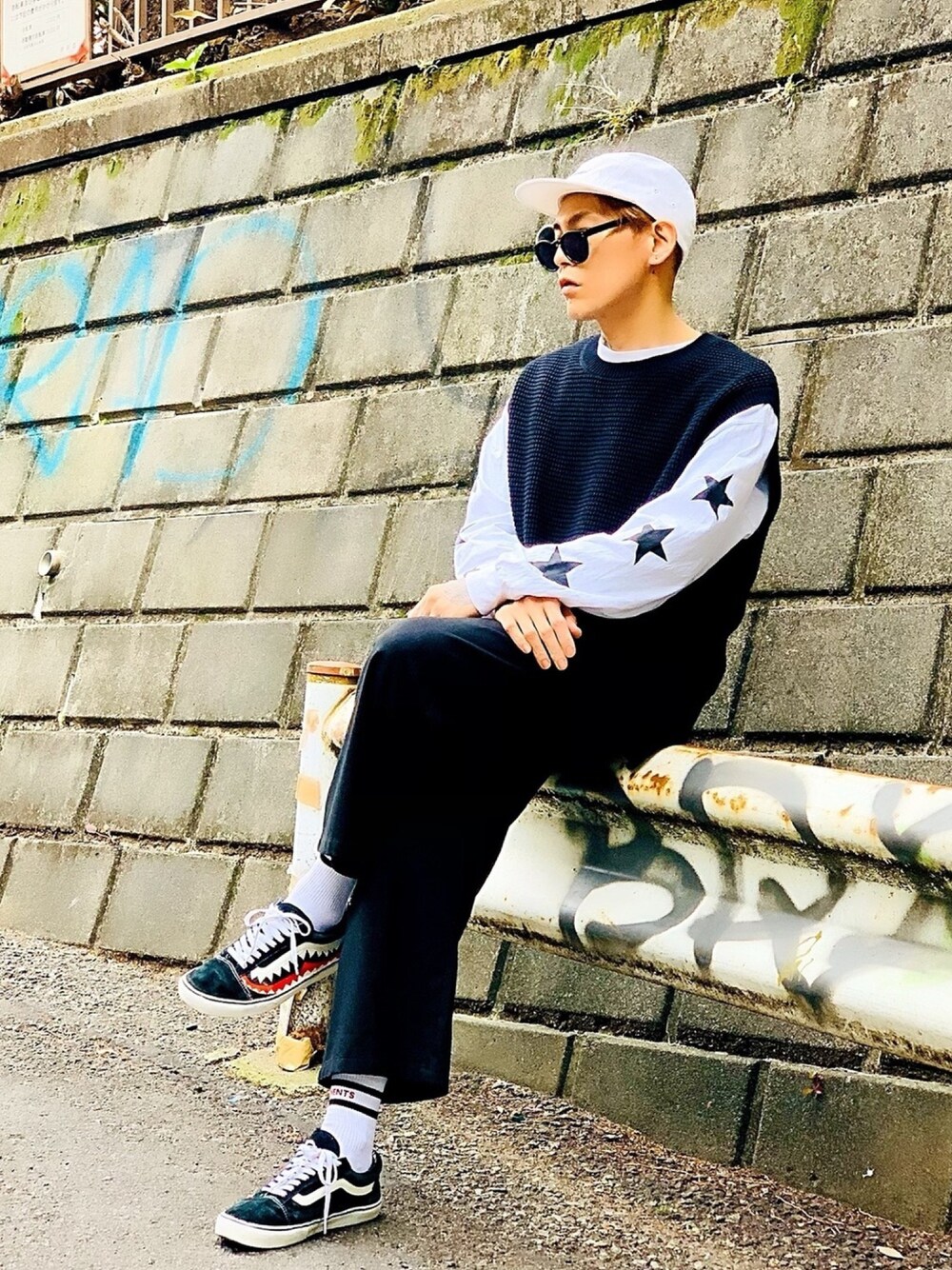 「シンプル、ロンT、モノトーン、ワイドパンツ、アンクルパンツ、スニーカー、VANS、ニットベスト、ジェットキャップ、ストリート」｜「UNDEFEATED のUNDEFEATED UND COLLAGE LS TEE（Tシャツ/カットソー、ホワイト系）」を使った、TETUさん（メンズ・174cm）の春コーディネートの1枚目の写真