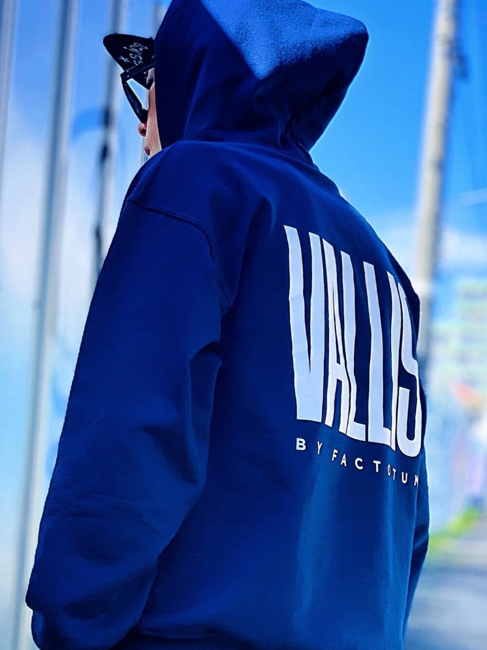「VALLIS by FACTOTUM、ストリート、パーカー、バックプリント、バックスタイル、キャップ、NEW ERA、ビッグシルエット、ネイビー、オーバーサイズ」｜「VALLIS by FACTOTUMの【VALLIS by FACTOTUM】《別注》ポートレートロゴ バックプリント ヘビーソフト スウェット プルオーバー フーディー / パーカー（パーカー、ブルー系）」を使った、TETUさん（メンズ・174cm）の春コーディネートの1枚目の写真