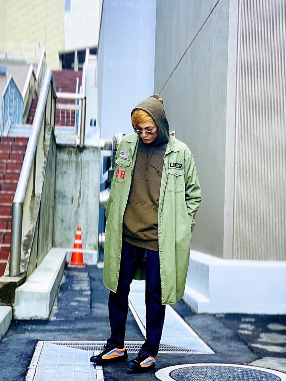 「guramicci、NUMBER (N)INE、オーバーサイズ、ミリタリー、ミリタリージャケット、パーカー、デニムパンツ、カーキ、オリーブ、スニーカー」｜「GramicciのMt Design 3776xGramicci　別注デニムMountain Pants（デニムパンツ、ブルー系）」を使った、TETUさん（メンズ・174cm）の春コーディネートの1枚目の写真