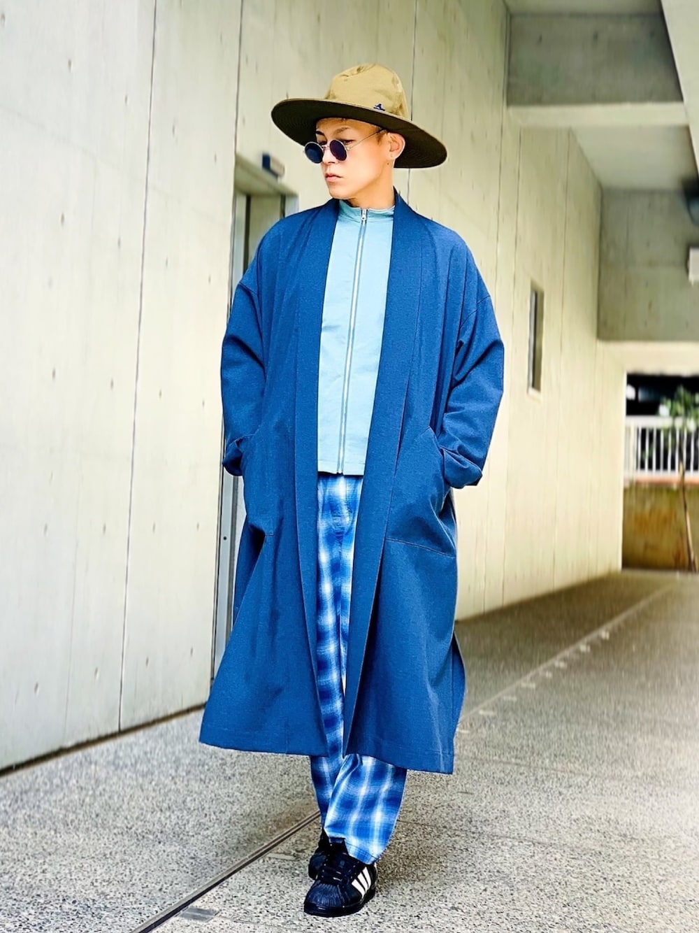 「abahouse、ガウン、オーバーサイズ、ビッグシルエット、ハット、ライダースジャケット、チェックパンツ、スニーカー、adidas、NUMBER (N)INE」｜「ABAHOUSEのポンチライダース（ブルゾン、グリーン系）」を使った、TETUさん（メンズ・174cm）の春コーディネートの1枚目の写真