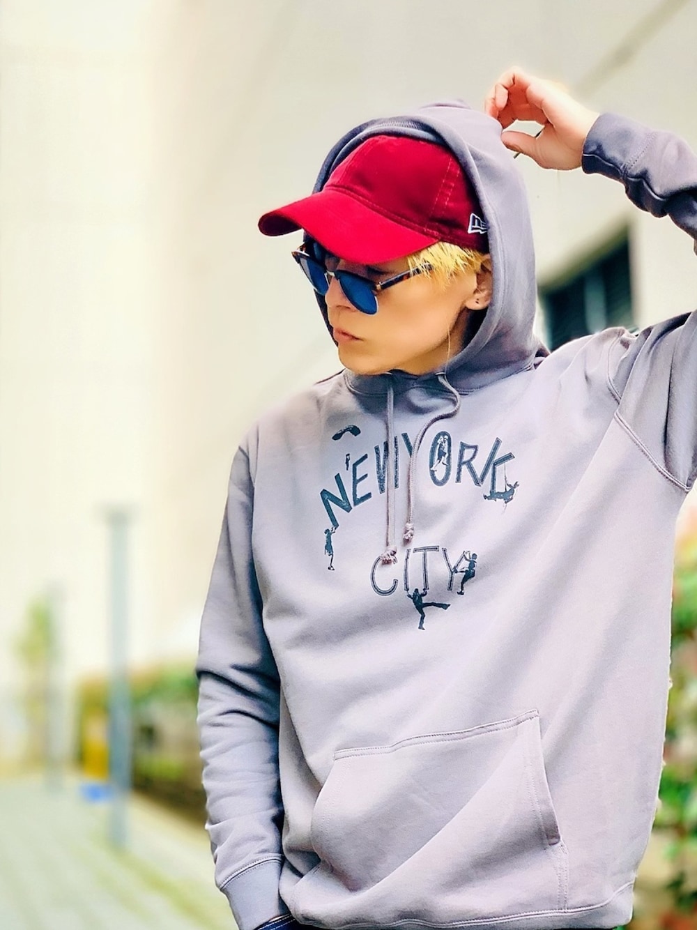 「パーカー、チャコールグレー、シンプル、春、ストリートMIX、ストリート、NUMBER (N)INE、キャップ、NEWERA、休日スタイル」｜「DO-LE projectの【DO-LE PROJECT】《TDS限定復刻》ビッグシルエット NEW YORK CITY アート スウェット プルオーバーパーカー（パーカー、グレー系）」を使った、TETUさん（メンズ・174cm）の春コーディネートの1枚目の写真