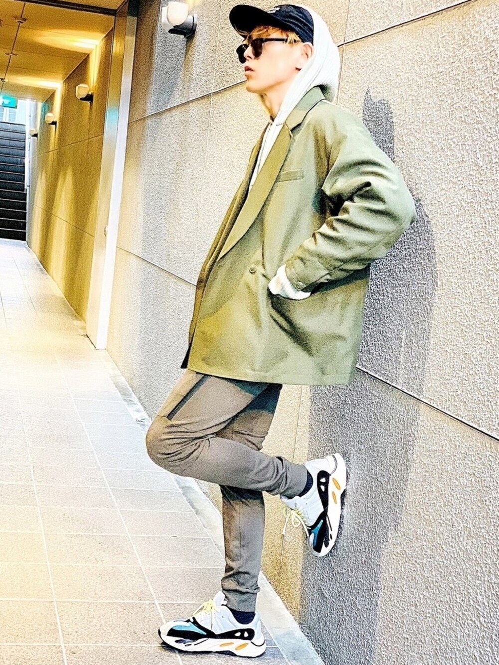 「カーキ、ジャケット、パーカー、NUMBER (N)INE、スウェットパンツ、ジョガーパンツ、LIL VENDARS、ジェットキャップ、adidas、yeezy」｜「LIL VENDARSのテックスウェットパンツ イージーパンツ ジョガーパンツ（スウェットパンツ、グリーン系）」を使った、TETUさん（メンズ・174cm）の春コーディネートの1枚目の写真