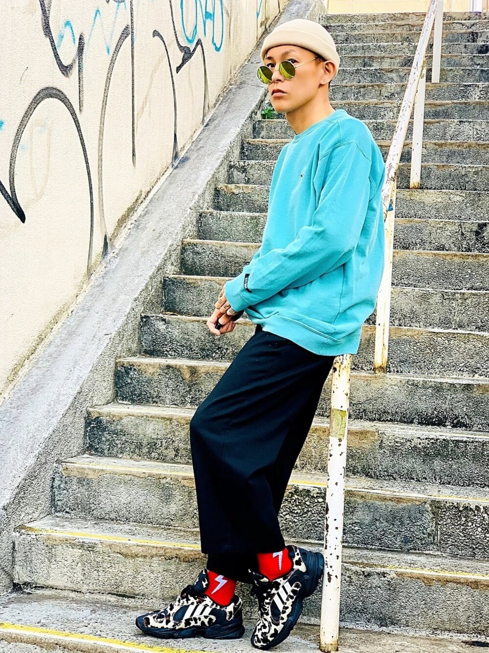 「ワイドパンツ、アンクルパンツ、トレーナー、スウェット、パステルカラー、スニーカー、adidas、レオパード、ロールキャップ、ストリートコーデ」｜「made in standard の【MADE IN STANDARD】《TDS限定》“THE FOX”CREW / ワンポイント キツネワッペン刺繍 クルーネック スウェット トレーナー（スウェット、グリーン系）」を使った、TETUさん（メンズ・174cm）の春コーディネートの1枚目の写真