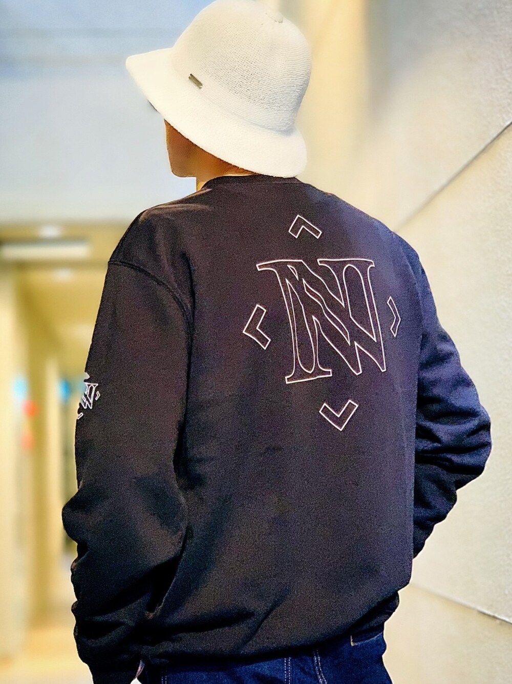 「バックパック、バックプリント、トレーナー、スウェット、ストリート、オーバーサイズ、ビッグシルエット、バケットハット、WEGO、NUMBER (N)INE」｜「NUMBER (N)INEの【NUMBER (N)INE】《別注》NNスタックロゴ グラフィック バックプリント クルーネック  スウェット トレーナー（スウェット、ブラック系）」を使った、TETUさん（メンズ・174cm）の春コーディネートの1枚目の写真
