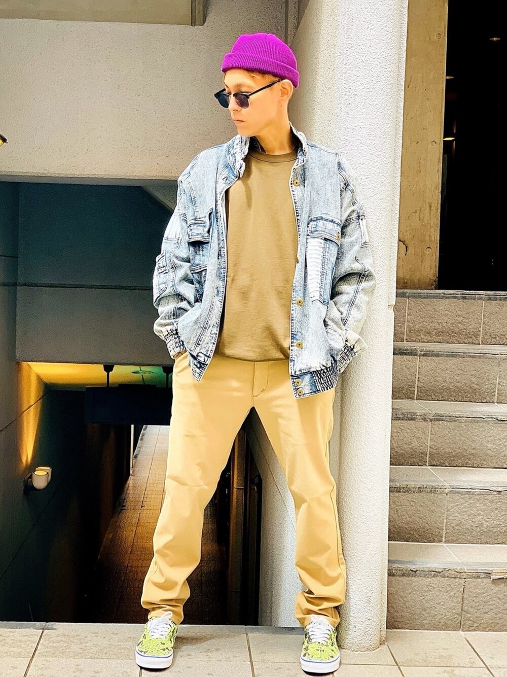 「EDWIN、ベージュ、ベージュパンツ、チノパン、デニムジャケット、スニーカーコーデ、VANS、オーバーサイズ、ニット帽、スウェット」｜「NUMBER (N)INEの【NUMBER (N)INE】《別注》(NN)ロゴグラフィック バックプリント クルーネック スウェット トレーナー（スウェット、グリーン系）」を使った、TETUさん（メンズ・174cm）の春コーディネートの1枚目の写真