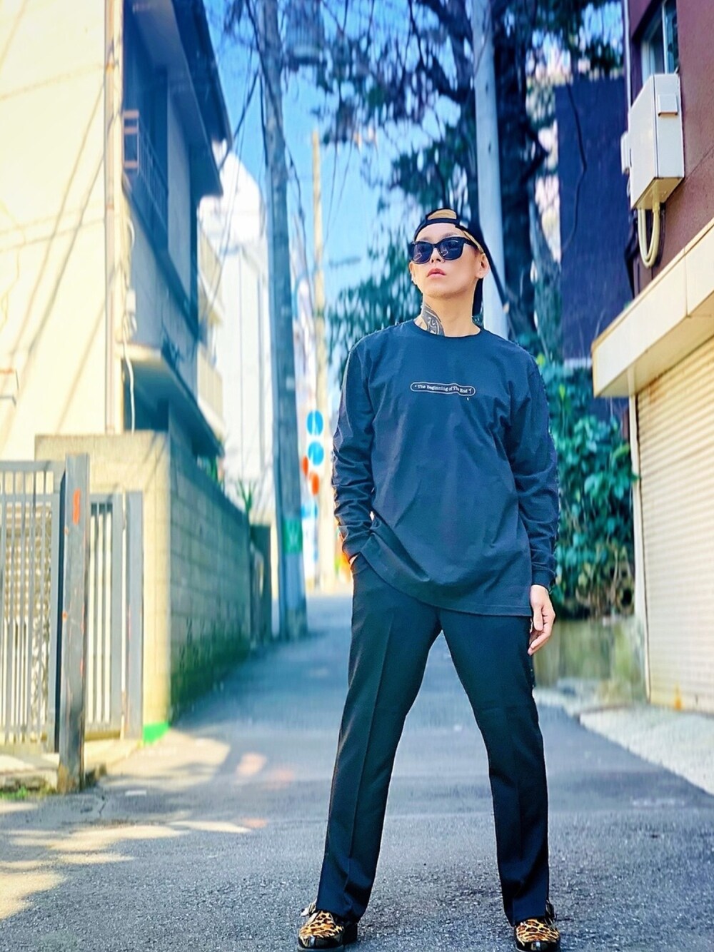 「ブラック、ブラックコーデ、フレアパンツ、ロンT、bias、シンプル、モノトーン、ドレスシューズ、レオパード、サングラス」｜「BIASの【BIAS】《別注》BACK VIEW クルーネック ロンT（Tシャツ/カットソー、ブラック系）」を使った、TETUさん（メンズ・174cm）の春コーディネートの1枚目の写真