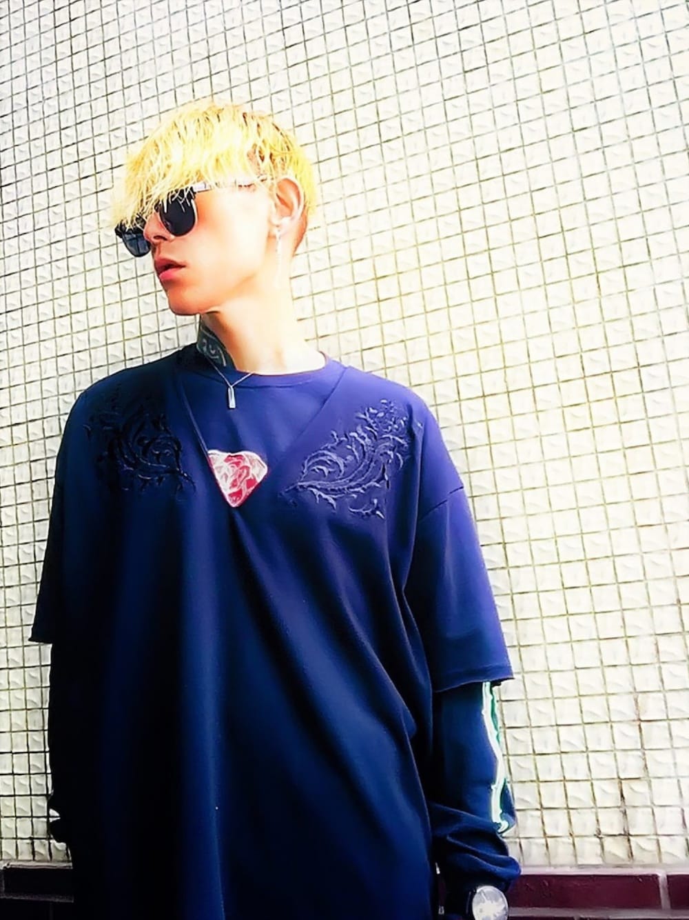 「not conventional、レイヤードスタイル、ブラック、サングラス、ネックレス、ｏｒｏｂｉａｎｃｏ、オロビアンコ、ストリート、ロンT、street」｜「NOT CONVENTIONALのNOTCONVENTIONAL/Traibal Tee（Tシャツ/カットソー、ブラック系）」を使った、TETUさん（メンズ・174cm）の春コーディネートの1枚目の写真
