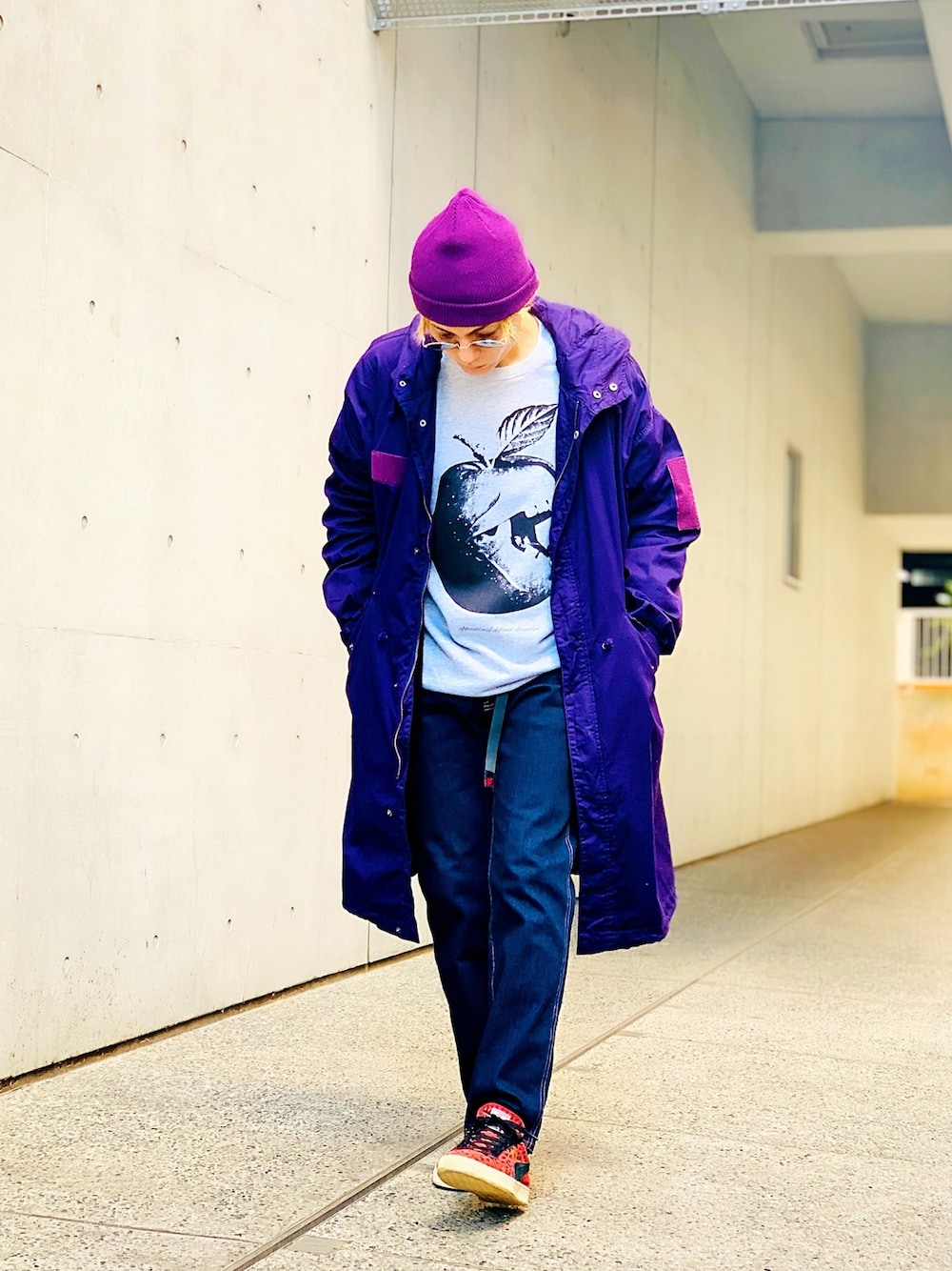 「AIVER、デニムパンツ、guramicci、スニーカー、PUMA、モッズコート、パープル、ニット帽、トレーナー、グレー」｜「DO-LE projectの【DO-LE PROJECT】《TDS限定復刻》ビッグシルエット アップルスマイル クルーネック スウェット トレーナー（スウェット、グレー系）」を使った、TETUさん（メンズ・174cm）の春コーディネートの1枚目の写真