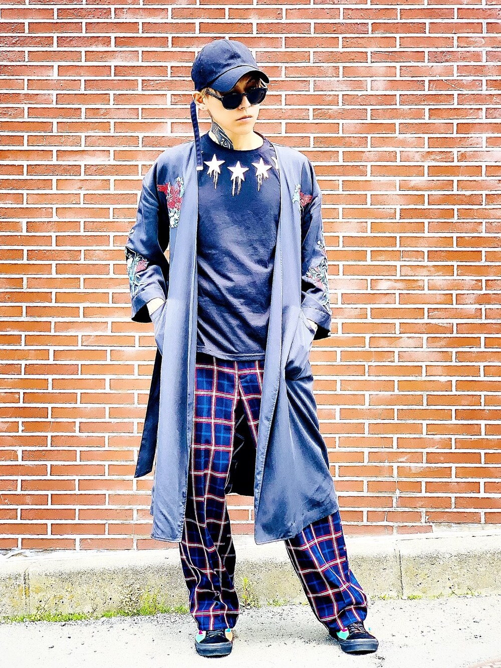 「チェックパンツ、ビッグシルエット、ガウン、黒、ストリート、スニーカー、VANS、韓国ファッション、キャップ、サングラス」｜「JEANASISのシシュウコーディガン/744355 （その他アウター、ブラック系）」を使った、TETUさん（メンズ・174cm）の春コーディネートの1枚目の写真