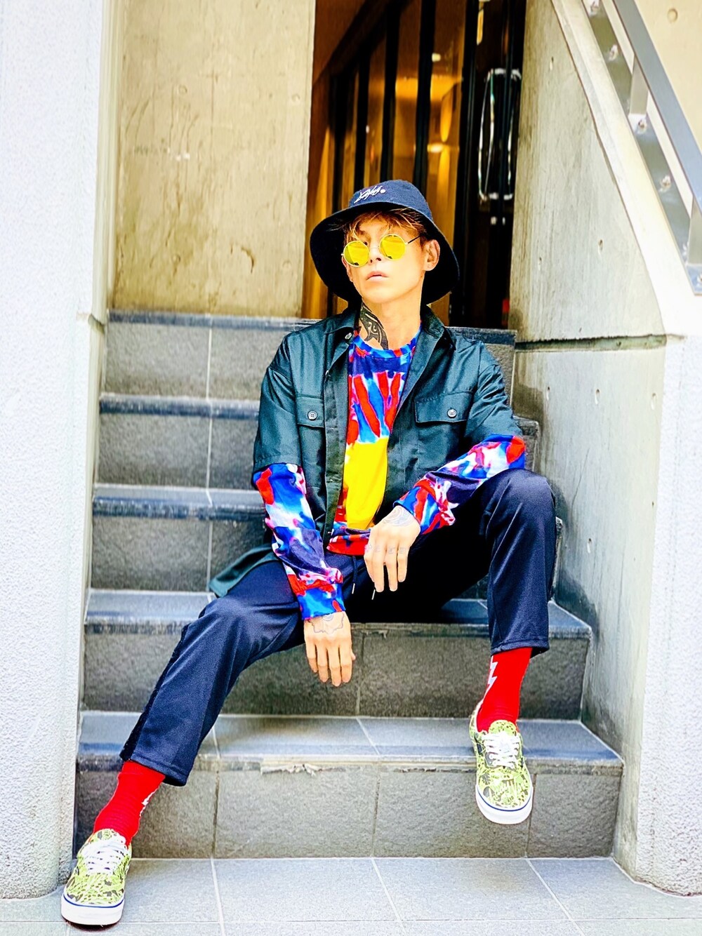 「SENSE OF PLACE by URBAN RESEAR、ラインパンツ、ジャージ、シャツ、シャツスタイル、タイダイ柄、レイヤードスタイル、バケットハット、スニーカー×靴下、VANS」｜「SENSE OF PLACE by URBAN RESEARCHのCPOシャツ(5分袖)（シャツ/ブラウス、グリーン系）」を使った、TETUさん（メンズ・174cm）の春コーディネートの1枚目の写真