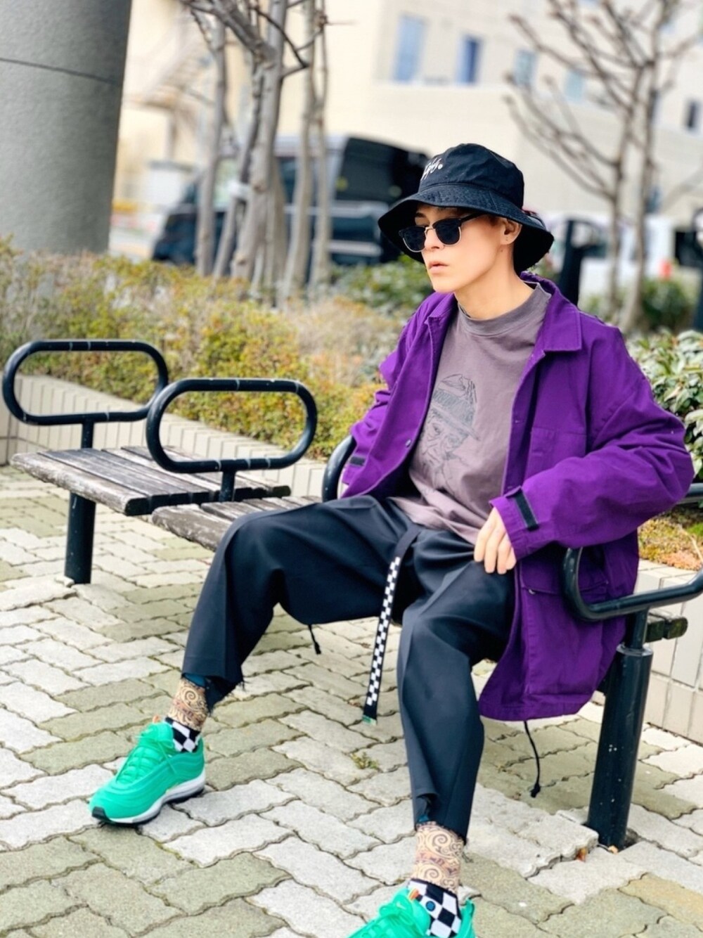 「AIR MAX、NIKE、ミリタリージャケット、パープル、バケットハット、スニーカーコーデ、スポーツミックス、オーバーサイズ、ビッグシルエット、スラックス」｜「NIKEのナイキ エア マックス 97 メンズシューズ / NIKE AIR MAX 97 QS（スニーカー、グリーン系）」を使った、TETUさん（メンズ・174cm）の春コーディネートの1枚目の写真