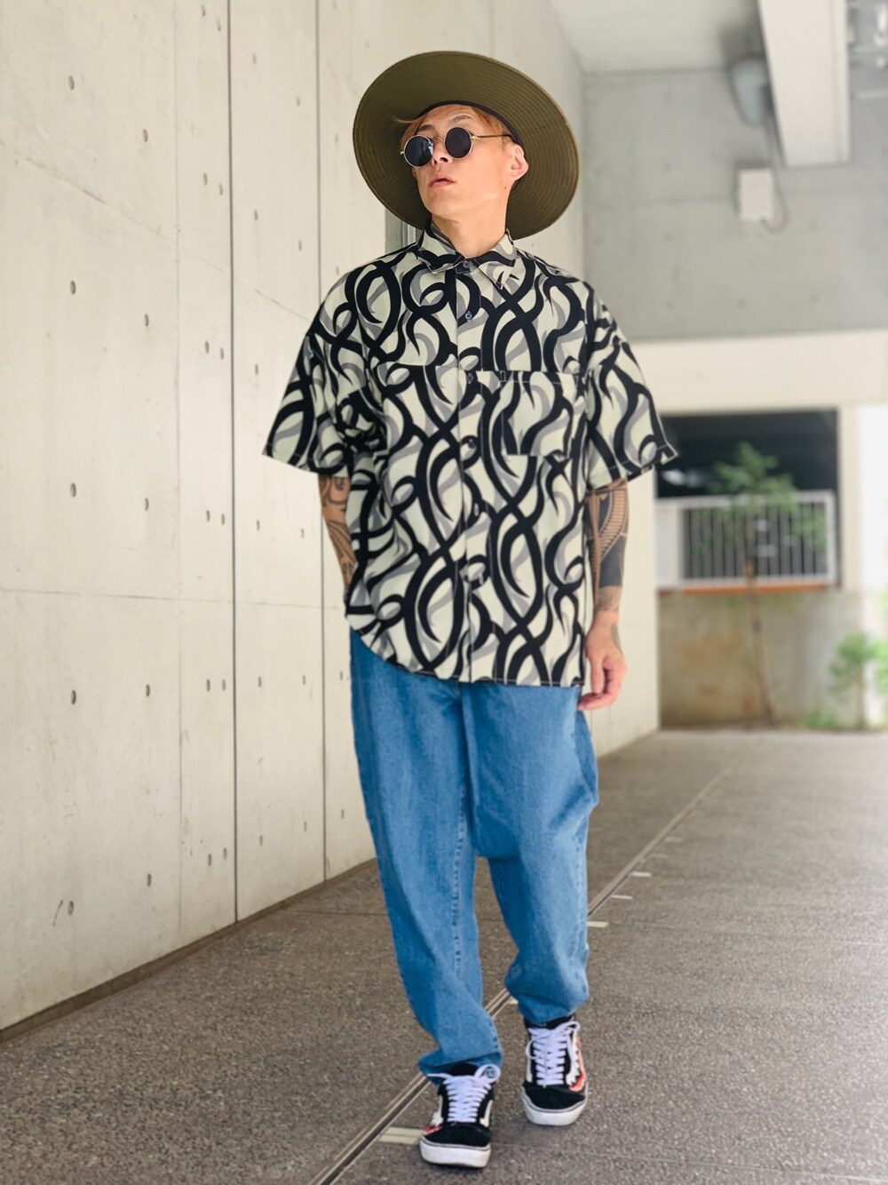 「トライバル、カモフラ、柄シャツ、AIVER、CASPER JOHN AIVER、ハット、ワイドデニム、Levi's、春夏コーデ、デニムパンツ」｜「AIVERのCASPER JOHN AIVER　トライバルカモオーバーショートスリーブシャツ（シャツ/ブラウス、ベージュ系）」を使った、TETUさん（メンズ・174cm）の春コーディネートの1枚目の写真