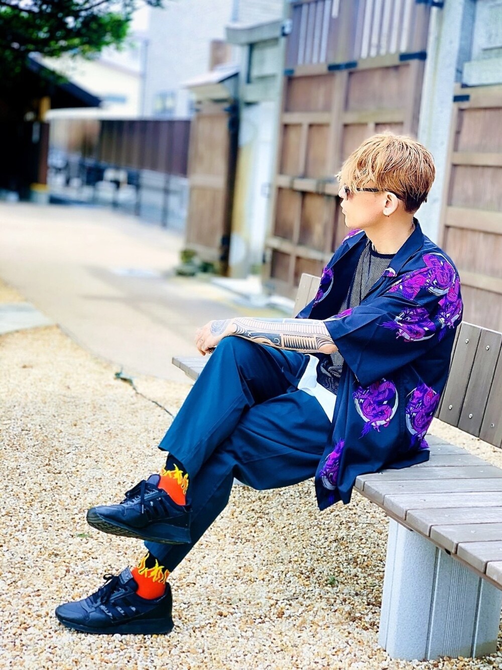 「オープンカラーシャツ、柄シャツ、AIVER、アンクルパンツ、和柄、タンクトップ、CASPER JOHN AIVER、スニーカー、adidas、モードストリート」｜「AIVERのCASPER JOHN AIVER　シェンロンサテンシャツ（シャツ/ブラウス、ブラック系）」を使った、TETUさん（メンズ・174cm）の春コーディネートの1枚目の写真
