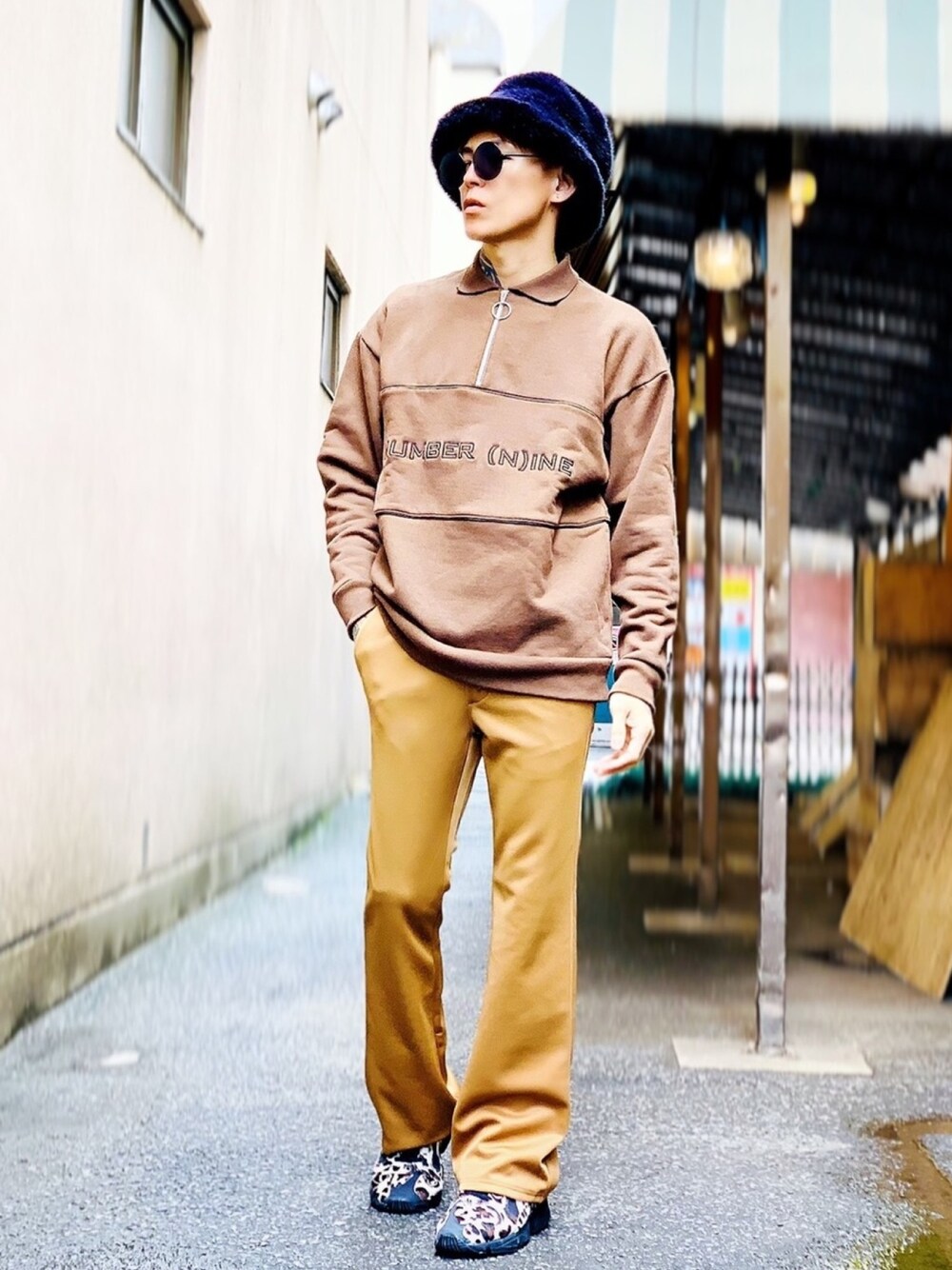「ブラウン、フレアパンツ、スニーカー、adidas、ファー帽子、ジャミロクワイ、ハーフジップ、オーバーサイズ、スウェット、ストリートMIX」｜「NUMBER (N)INEの【NUMBER (N)INE】《別注》ヘビーウェイト ロゴ刺繍 パイピング切替 ハーフジップ スウェット トレーナー / ハーフジップシャツ（スウェット、ブラウン系）」を使った、TETUさん（メンズ・174cm）の春コーディネートの1枚目の写真