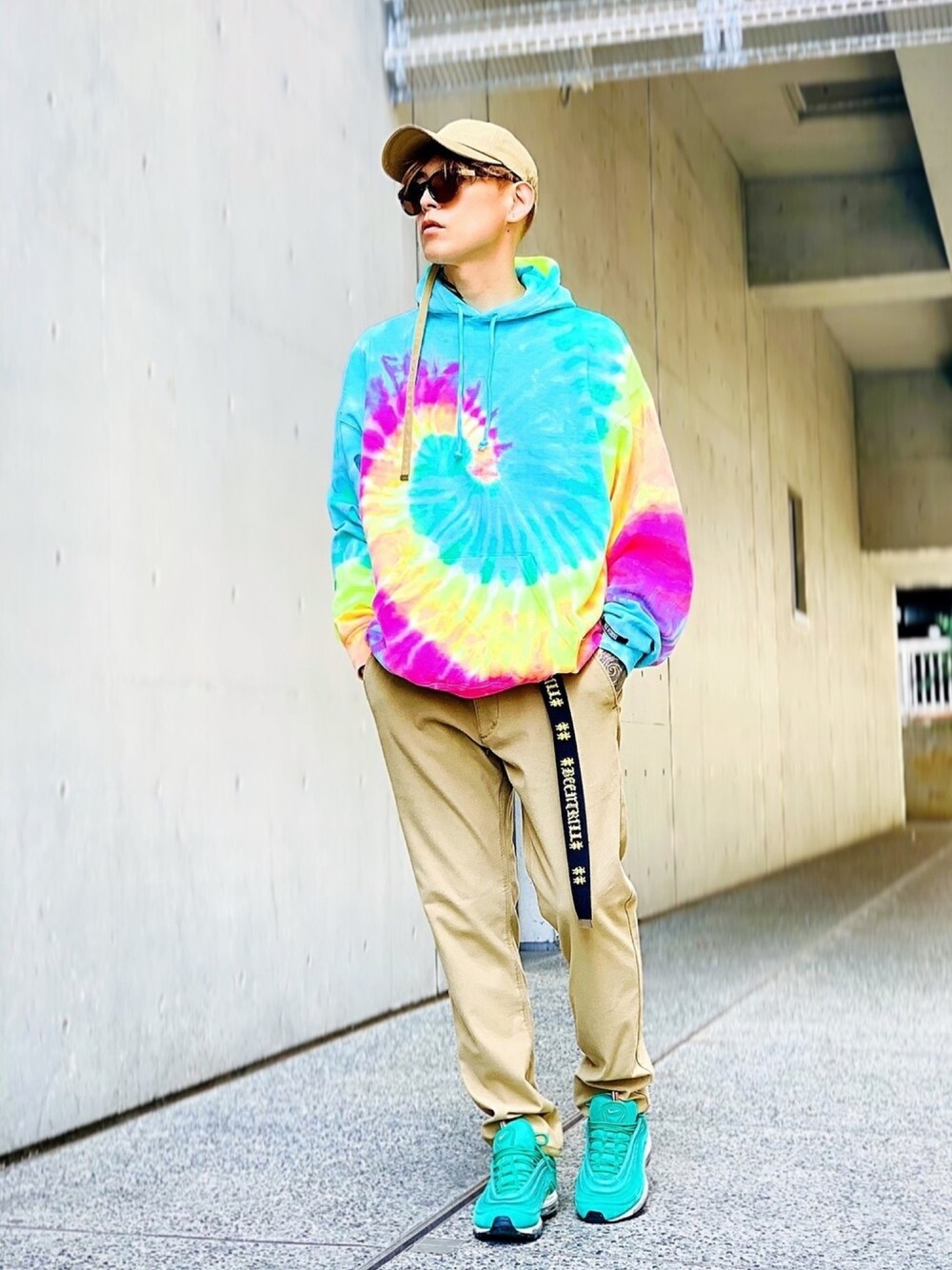 「EDWIN、チノパン、チノパンツ、ベージュ、NIKE、AIR MAX、パーカー、オーバーサイズ、タイダイ柄、made in standard」｜「NIKEのナイキ エア マックス 97 メンズシューズ / NIKE AIR MAX 97 QS（スニーカー、グリーン系）」を使った、TETUさん（メンズ・174cm）の春コーディネートの1枚目の写真