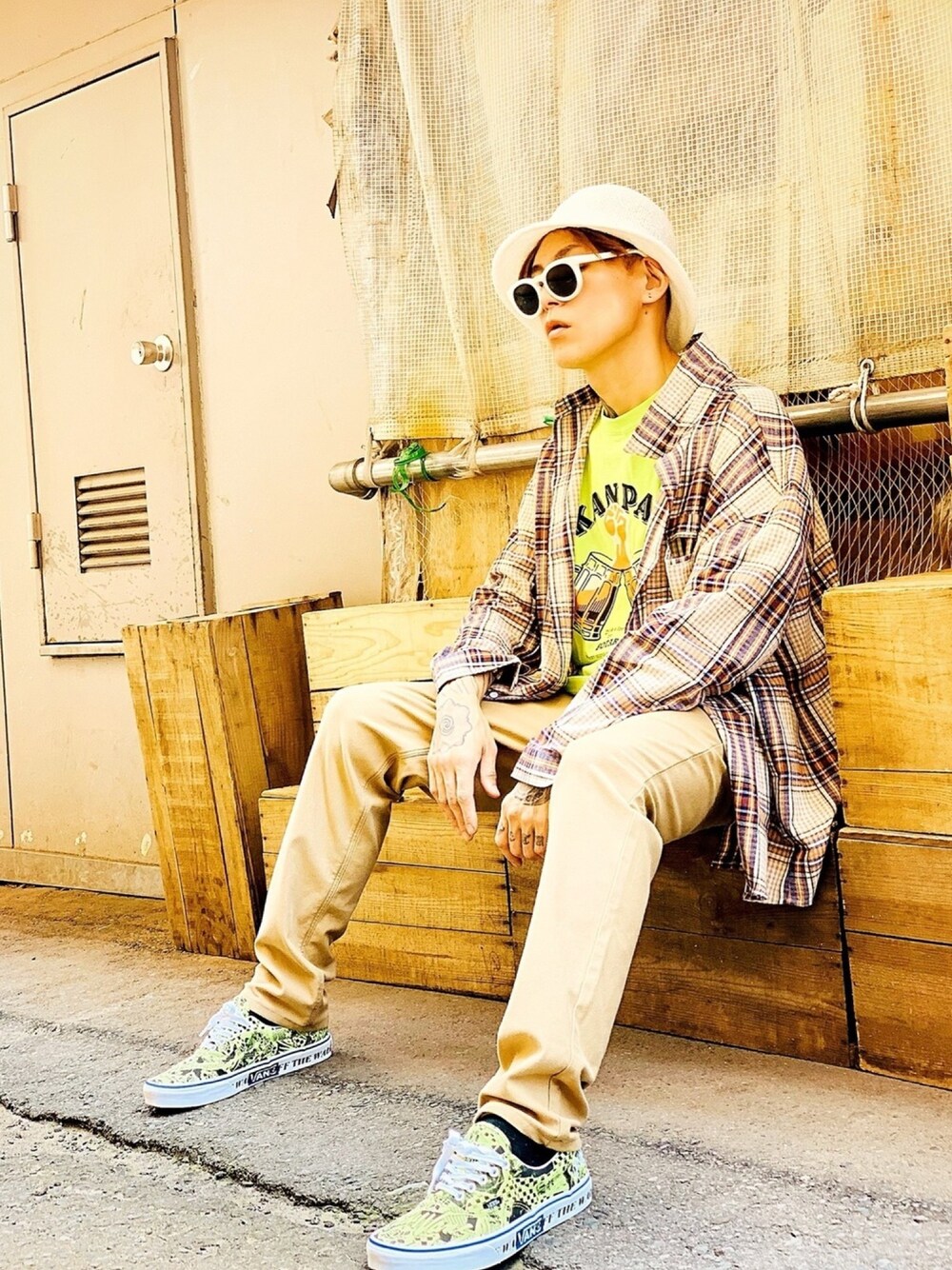 「neos、ROTAR、チェック、オーバーサイズ、ビッグシルエット、チェックシャツ、EDWIN、チノパン、バケットハット、VANS」｜「neosの【neos -addictive design-】ビッグシルエット  ロングスリーブ タータン チェックシャツ（シャツ/ブラウス、ベージュ系）」を使った、TETUさん（メンズ・174cm）の春コーディネートの1枚目の写真