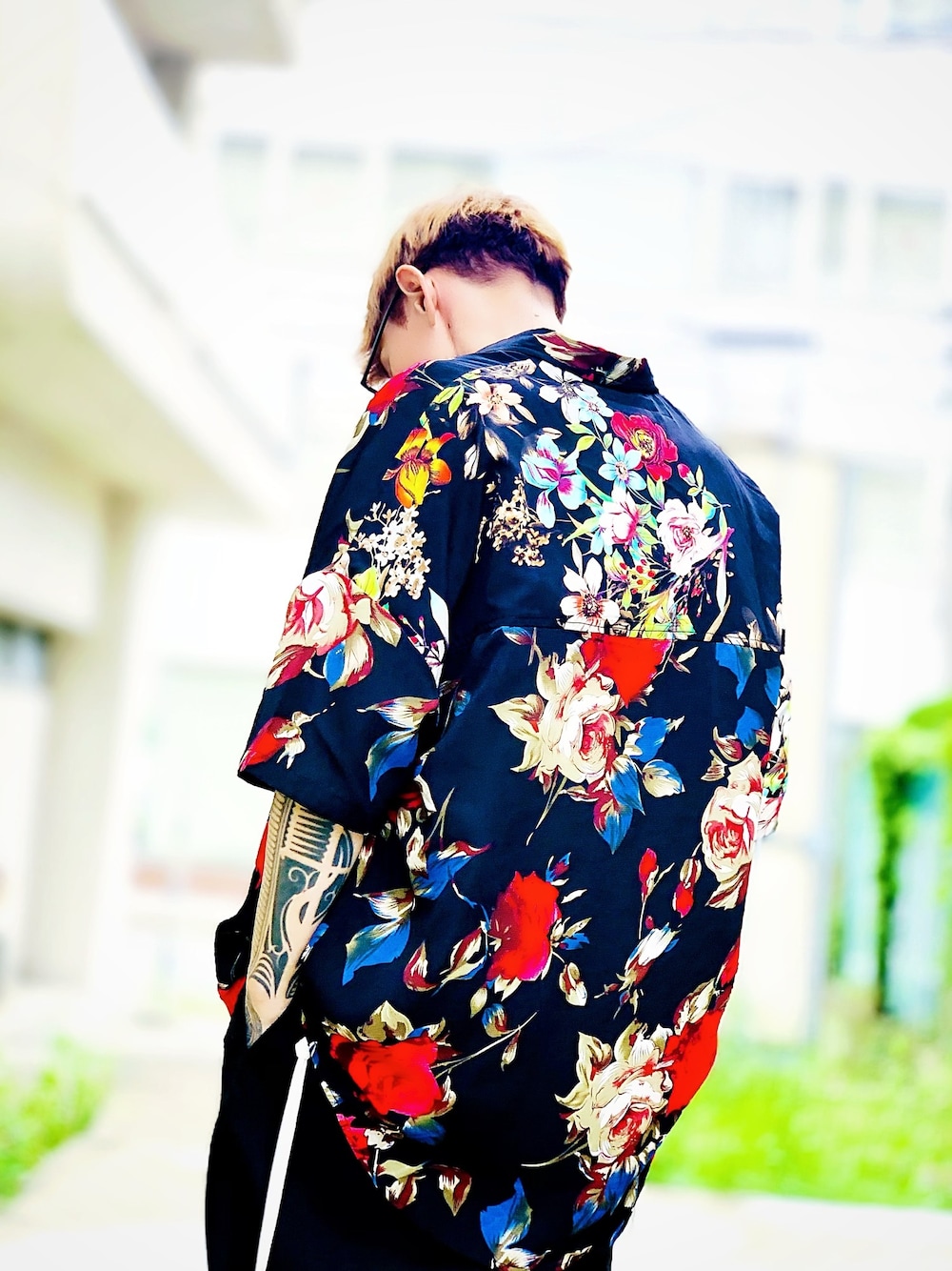 「UNSELDs、AIVER、CASPER JOHN AIVER、花柄、柄シャツ、ラフ、オーバーサイズ、シャツスタイル、バックスタイル、ビックシルエット」｜「UNSELDsのUNSELDs　ダブルフラワーS/Sシャツ（シャツ/ブラウス、ブラック系）」を使った、TETUさん（メンズ・174cm）の春コーディネートの1枚目の写真