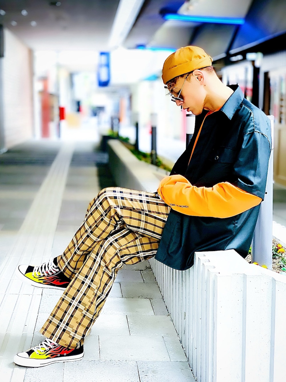 「チェックパンツ、フレアパンツ、ハイカットスニーカー、コンバース、レイヤードスタイル、シャツスタイル、ロールキャップ、CASPER JOHN AIVER、ロンT、SENSE OF PLACE by URBAN RESEAR」｜「SENSE OF PLACE by URBAN RESEARCHのCPOシャツ(5分袖)（シャツ/ブラウス、グリーン系）」を使った、TETUさん（メンズ・174cm）の春コーディネートの1枚目の写真