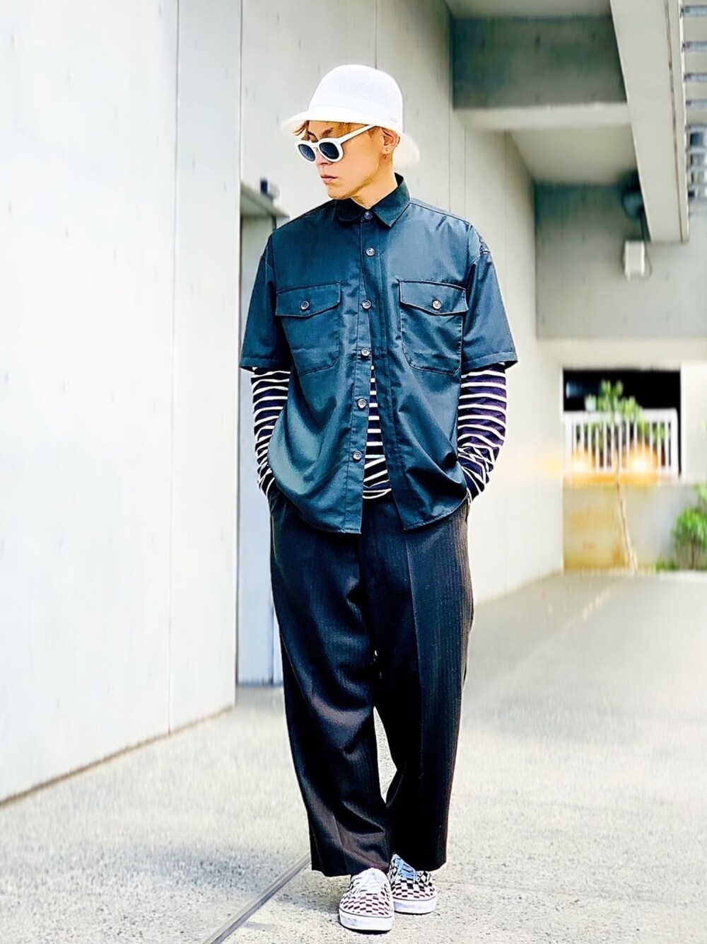 「SENSE OF PLACE by URBAN RESEAR、シャツスタイル、シャツ、オーバーサイズ、ビッグシルエット、ワイドパンツ、バケットハット、レイヤードスタイル、ボーダートップス、スニーカー」｜「SENSE OF PLACE by URBAN RESEARCHのCPOシャツ(5分袖)（シャツ/ブラウス、グリーン系）」を使った、TETUさん（メンズ・174cm）の春コーディネートの1枚目の写真