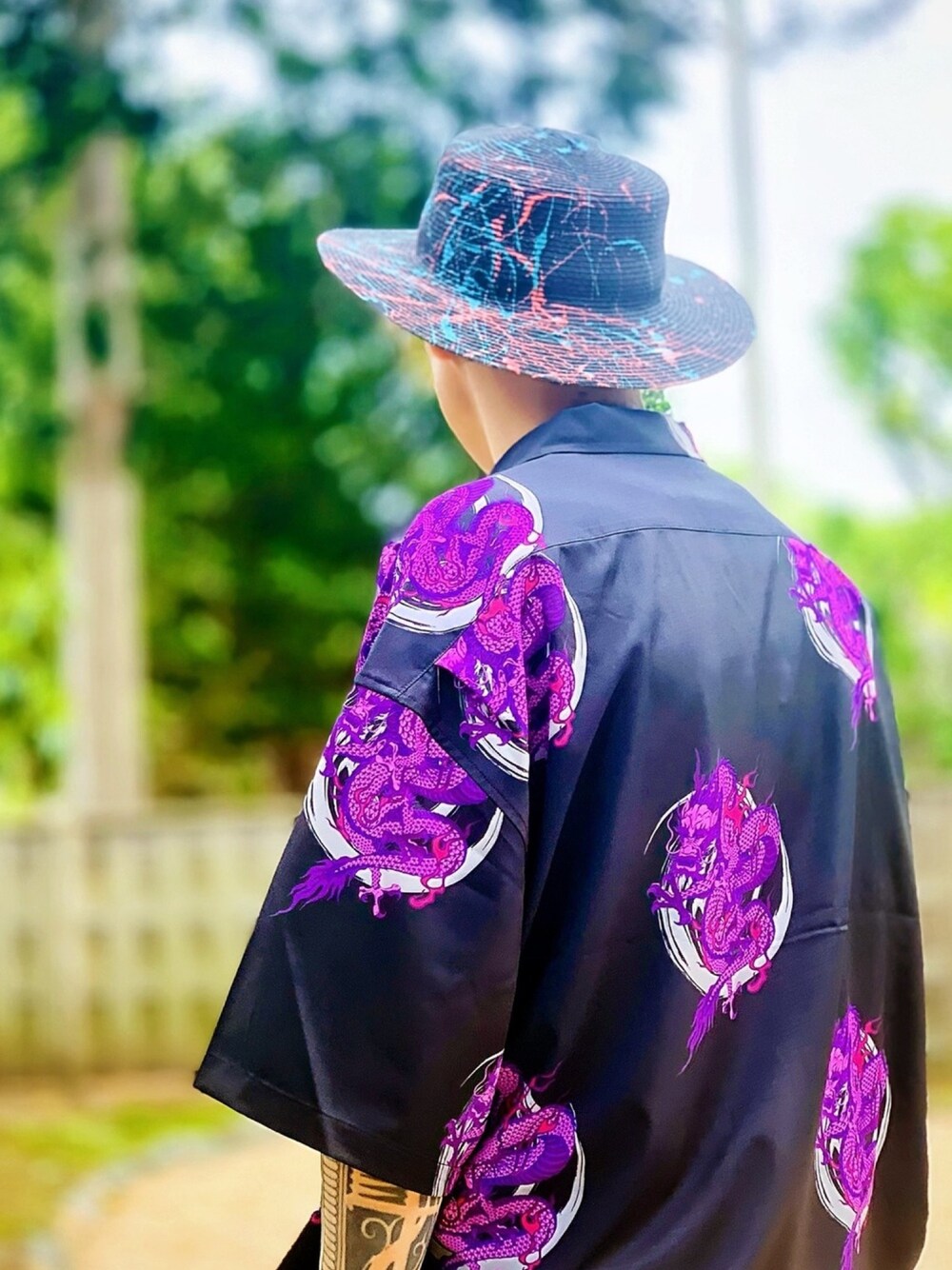 「カンカン帽、ハット、オープンカラーシャツ、開襟シャツ、柄シャツ、AIVER、ビッグシルエット、オーバーサイズ、バックスタイル、シャツ」｜「AIVERのCASPER JOHN AIVER　シェンロンサテンシャツ（シャツ/ブラウス、ブラック系）」を使った、TETUさん（メンズ・174cm）の春コーディネートの1枚目の写真
